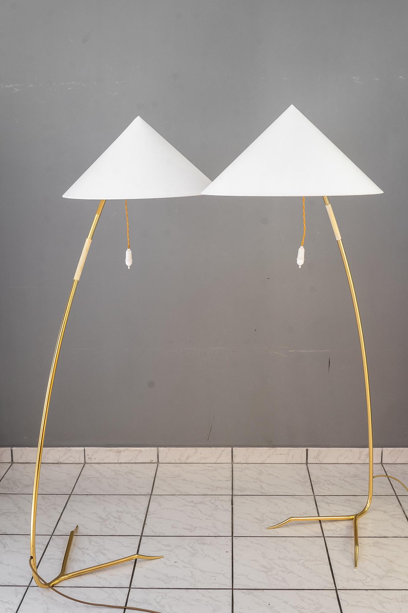Deux lampadaires en laiton 