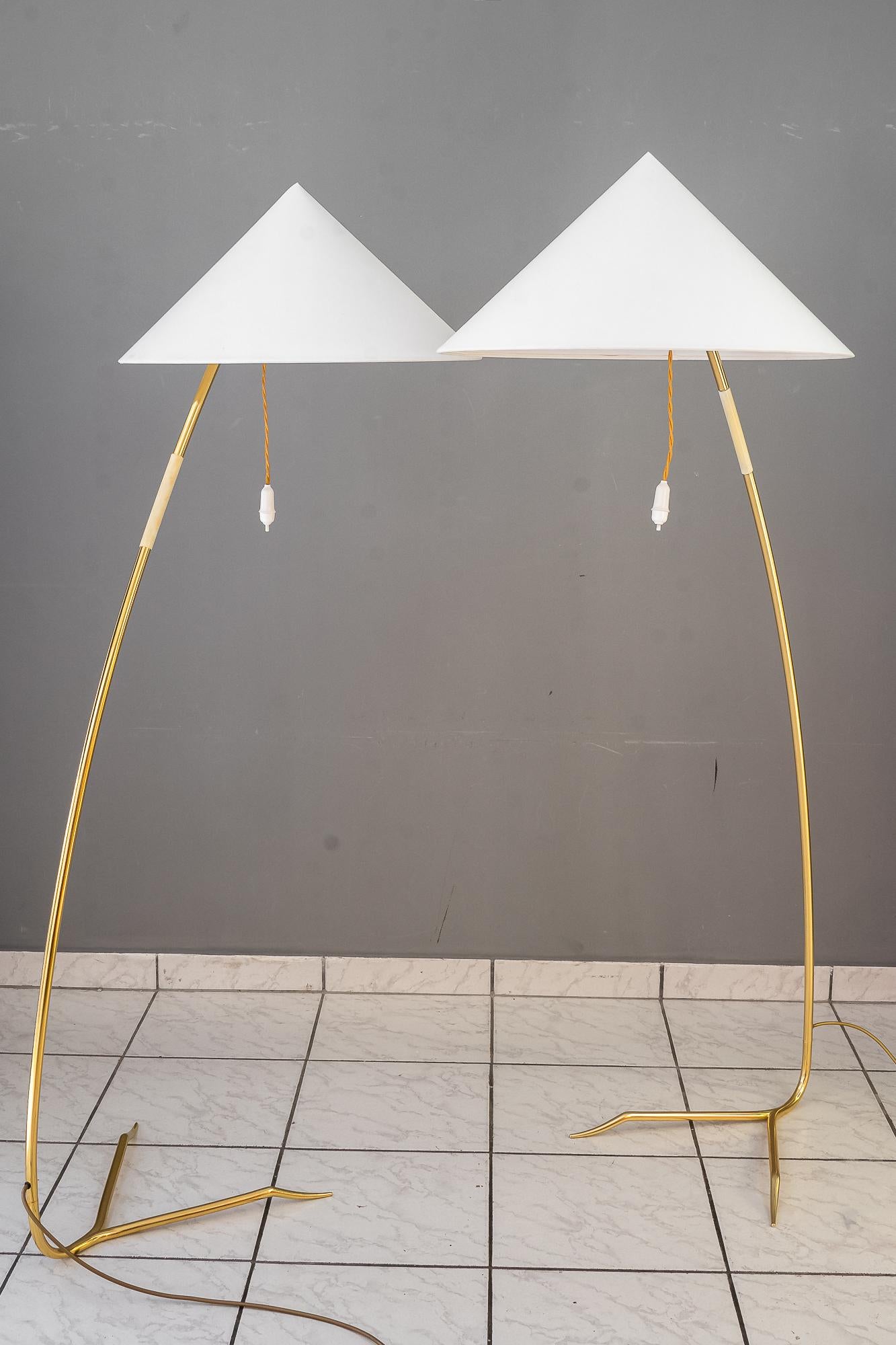 Milieu du XXe siècle Deux lampadaires en laiton 