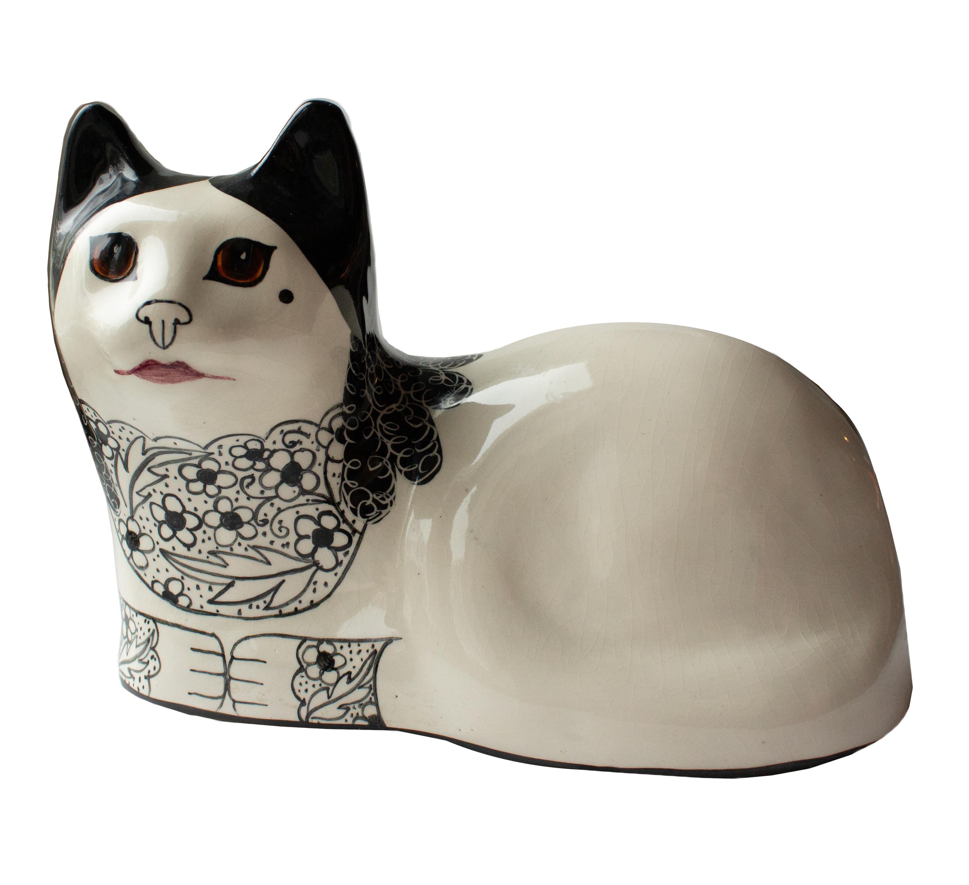 Che coppia elegante! Questi iconici gatti di Studio Pottery sono dipinti a mano da Alan P. Smith e Toni Davidson e sono tutti vestiti per una serata nella swinging London degli anni '70!

Mr. Cat sfoggia con orgoglio un elegante fiocco nero e un