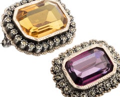 Deux broches en or et en argent.