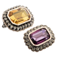 Deux broches en or et en argent.