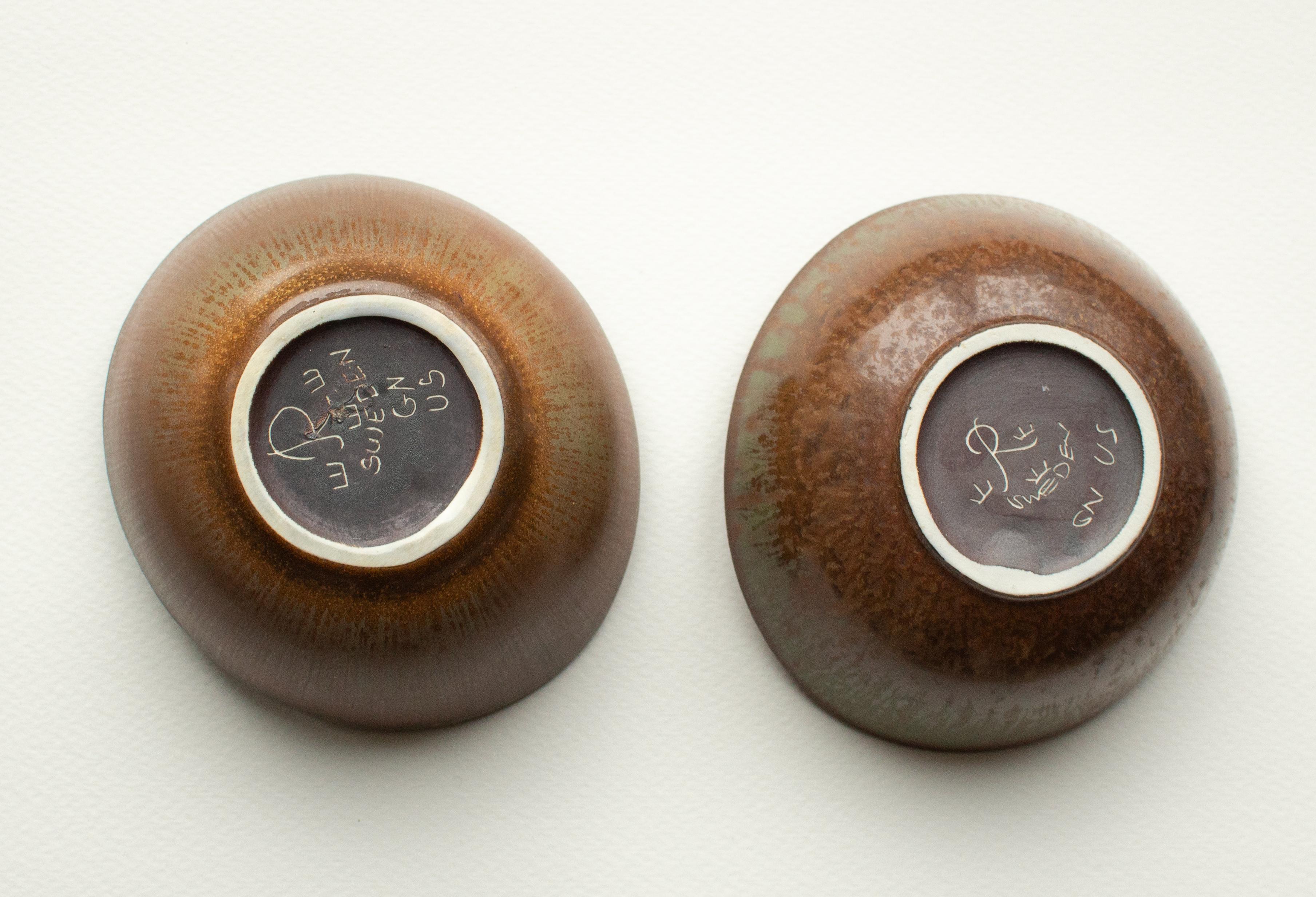 Deux bols classiques en grès émaillé brun et beige, conçus et produits en Suède, années 1940. Marqué comme étant de 1ère qualité. 
Gunnar Nylund, né à Paris en 1904 de parents engagés dans la sculpture et le design, s'est lancé très tôt dans sa