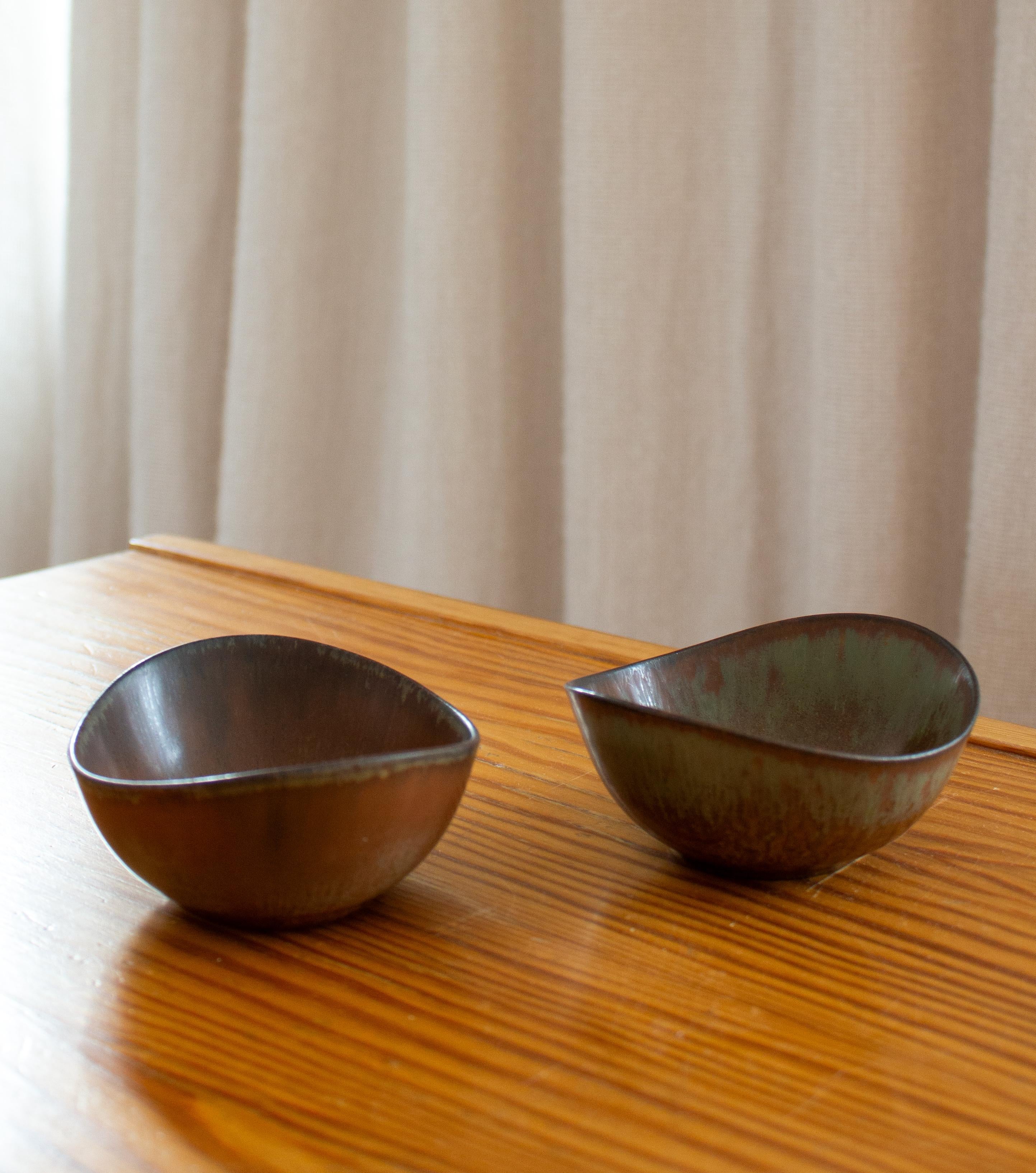 Scandinavian Modern Two Brown and green-glazed Gunnar Nylund Bowls, Sweden, 1940s For Sale