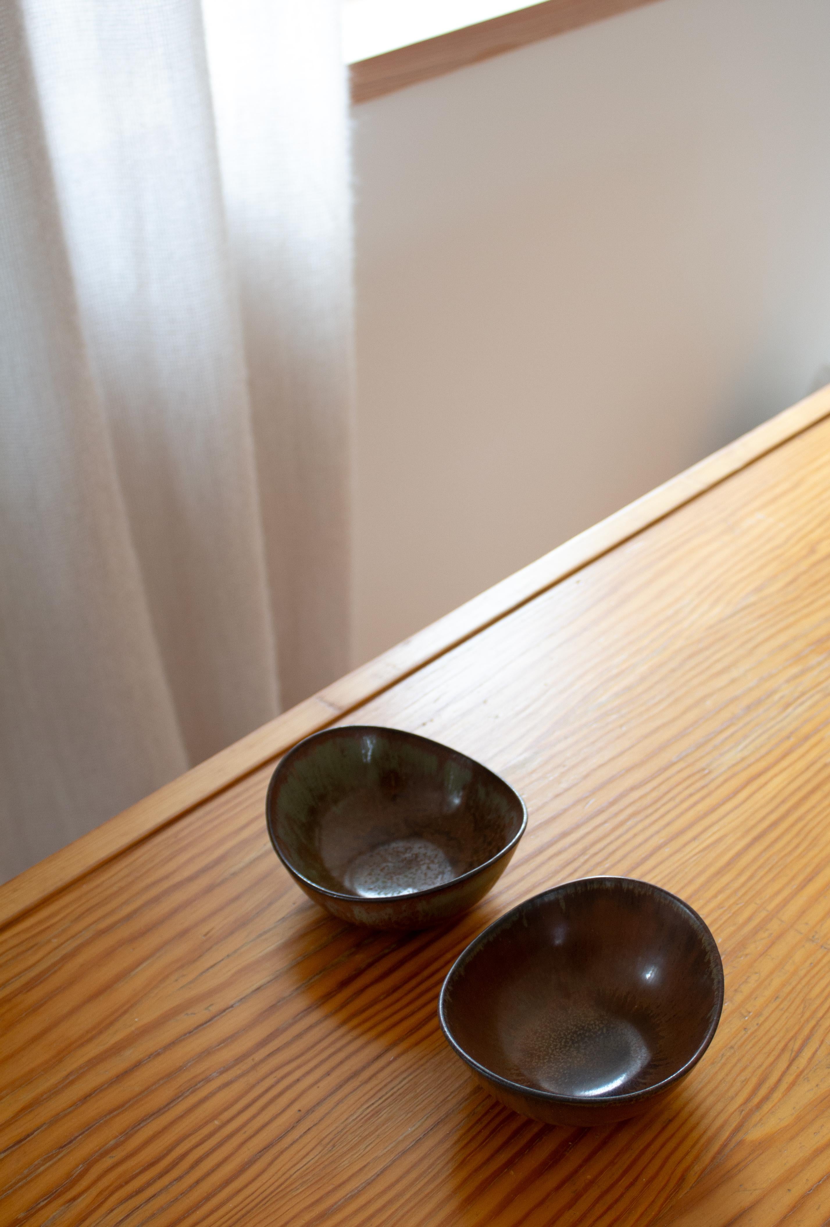 Two Brown and green-glazed Gunnar Nylund Bowls, Sweden, 1940s In Good Condition For Sale In Stockholm, SE