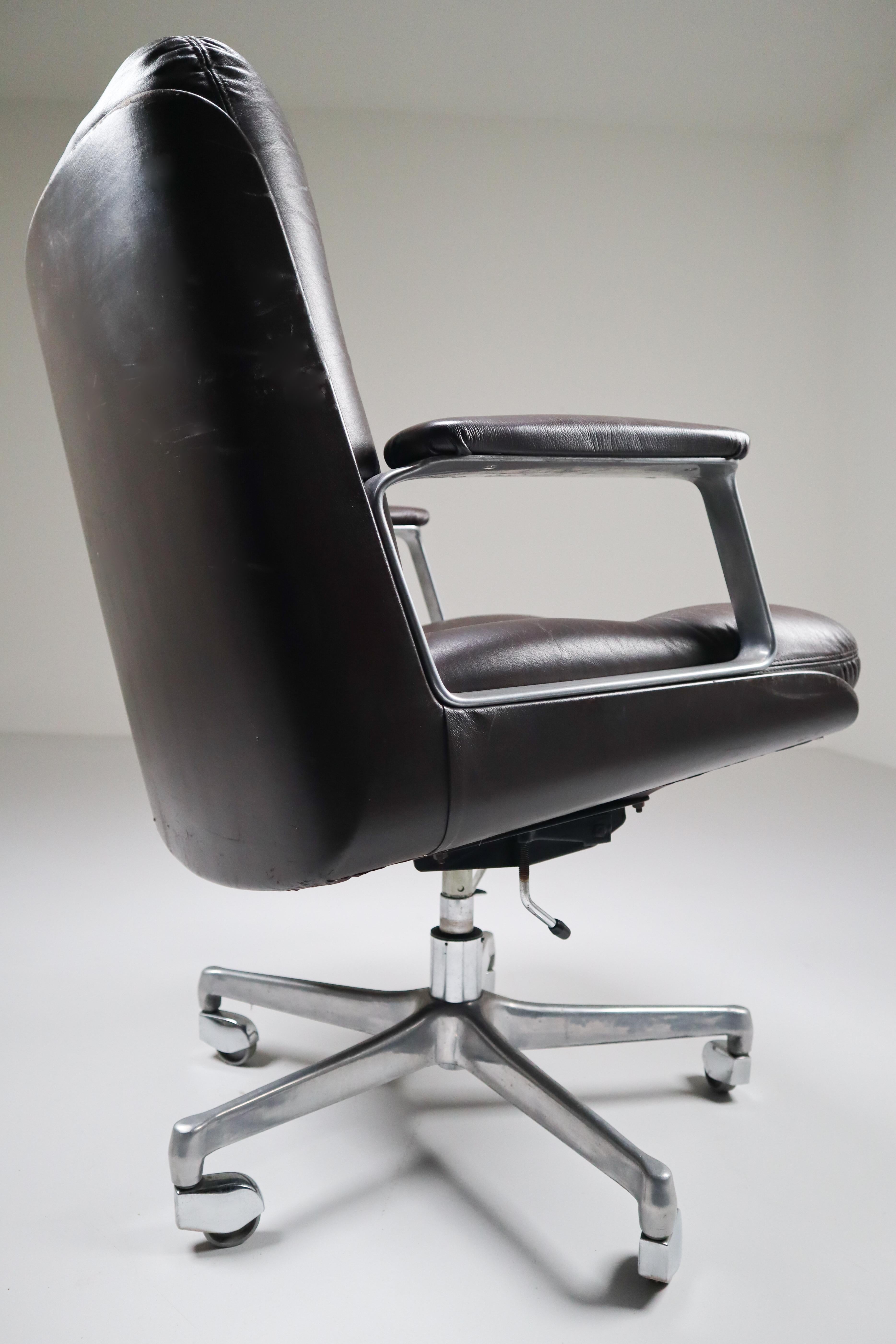 Two Brown Leather Swiveling Armchairs by Osvaldo Borsani for Tecno, Italy, 1972 In Good Condition In Almelo, NL