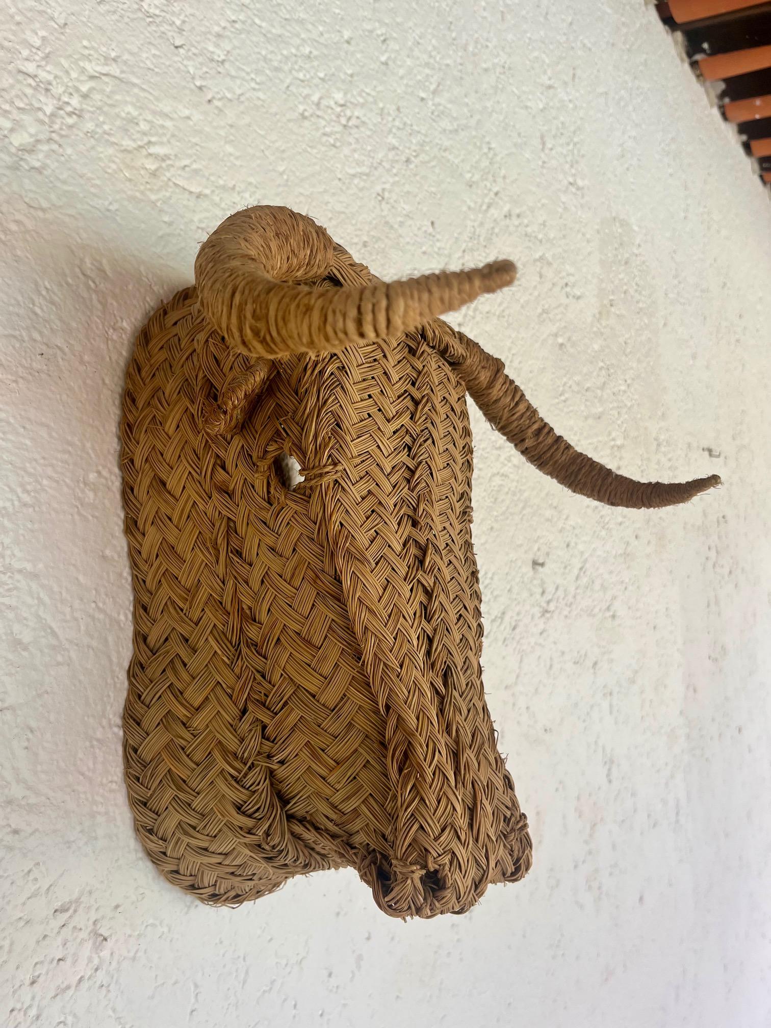 Zwei Stierköpfe, handgeflochtener Esparto,  Spanien 1960er Jahre (Handgewebt) im Angebot