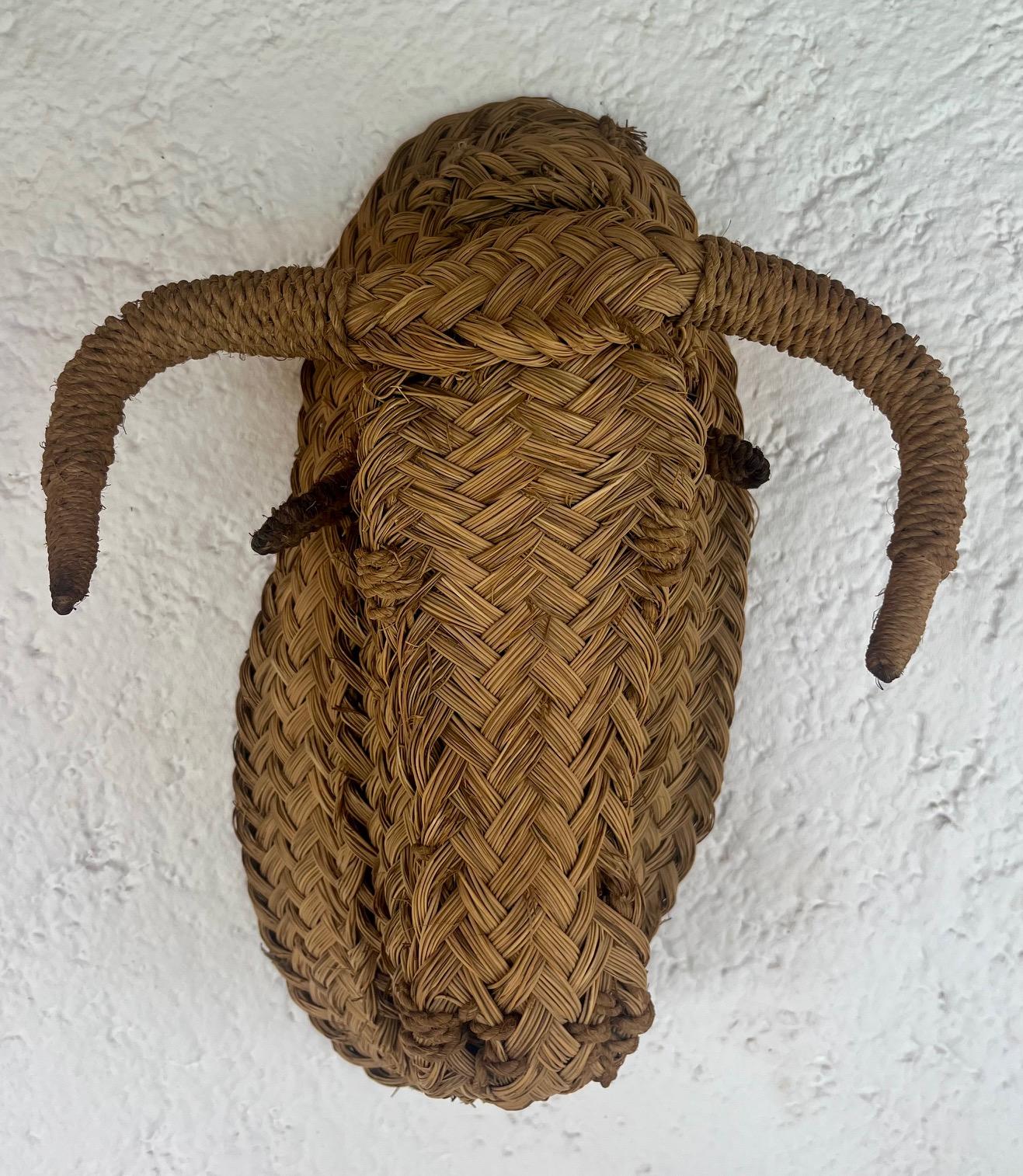 Zwei Stierköpfe, handgeflochtener Esparto,  Spanien 1960er Jahre (Mitte des 20. Jahrhunderts) im Angebot