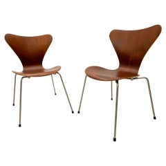 Two Butterfly Chairs Model 3107 Arne Jacobsen