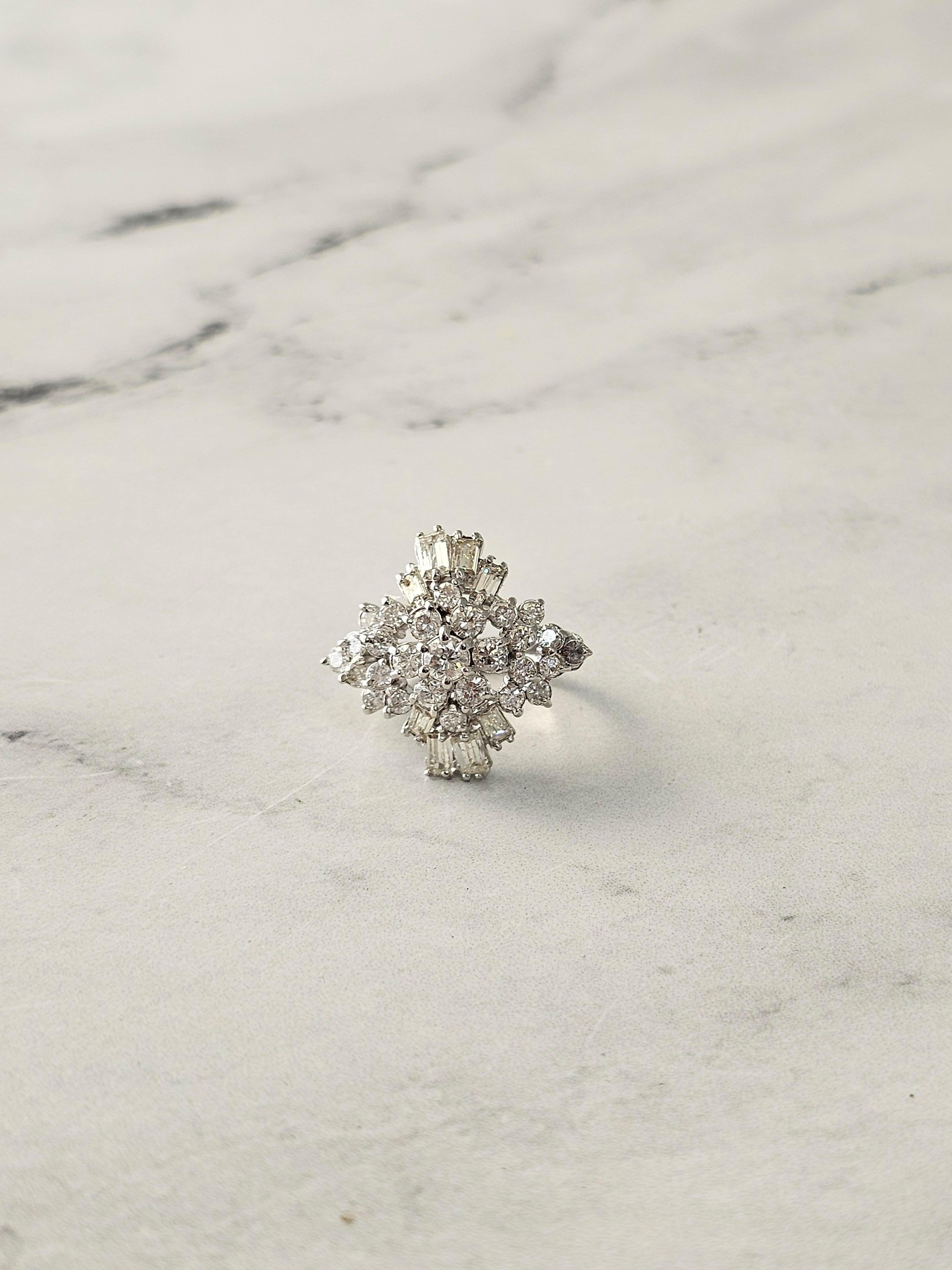 Zwei Karat Baguette-Diamant-Cocktailring 14k Weißgold im Zustand „Neu“ im Angebot in Sugar Land, TX