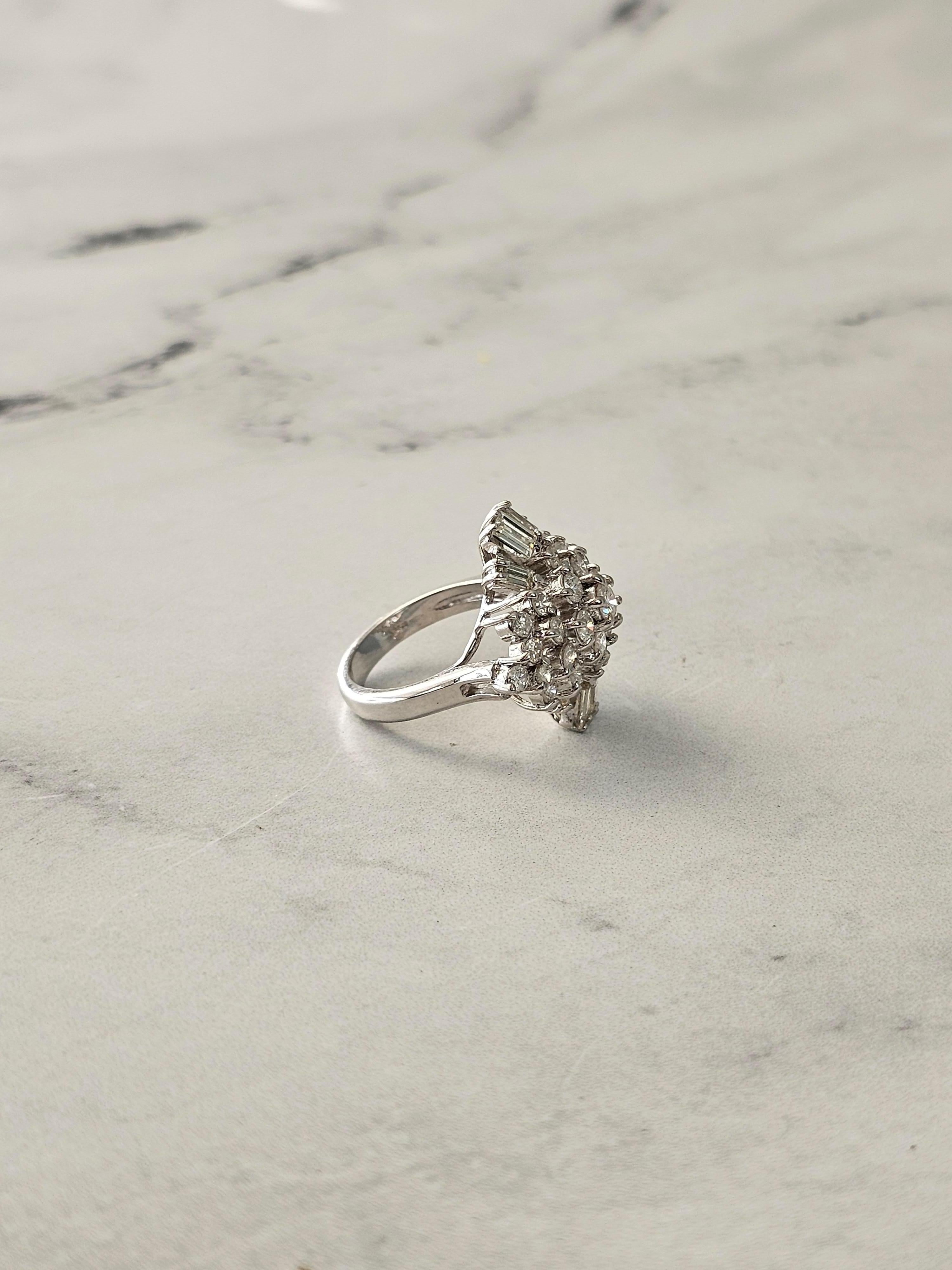 Zwei Karat Baguette-Diamant-Cocktailring 14k Weißgold für Damen oder Herren im Angebot