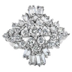 Anillo de cóctel con diamante baguette de dos quilates y oro blanco de 14k