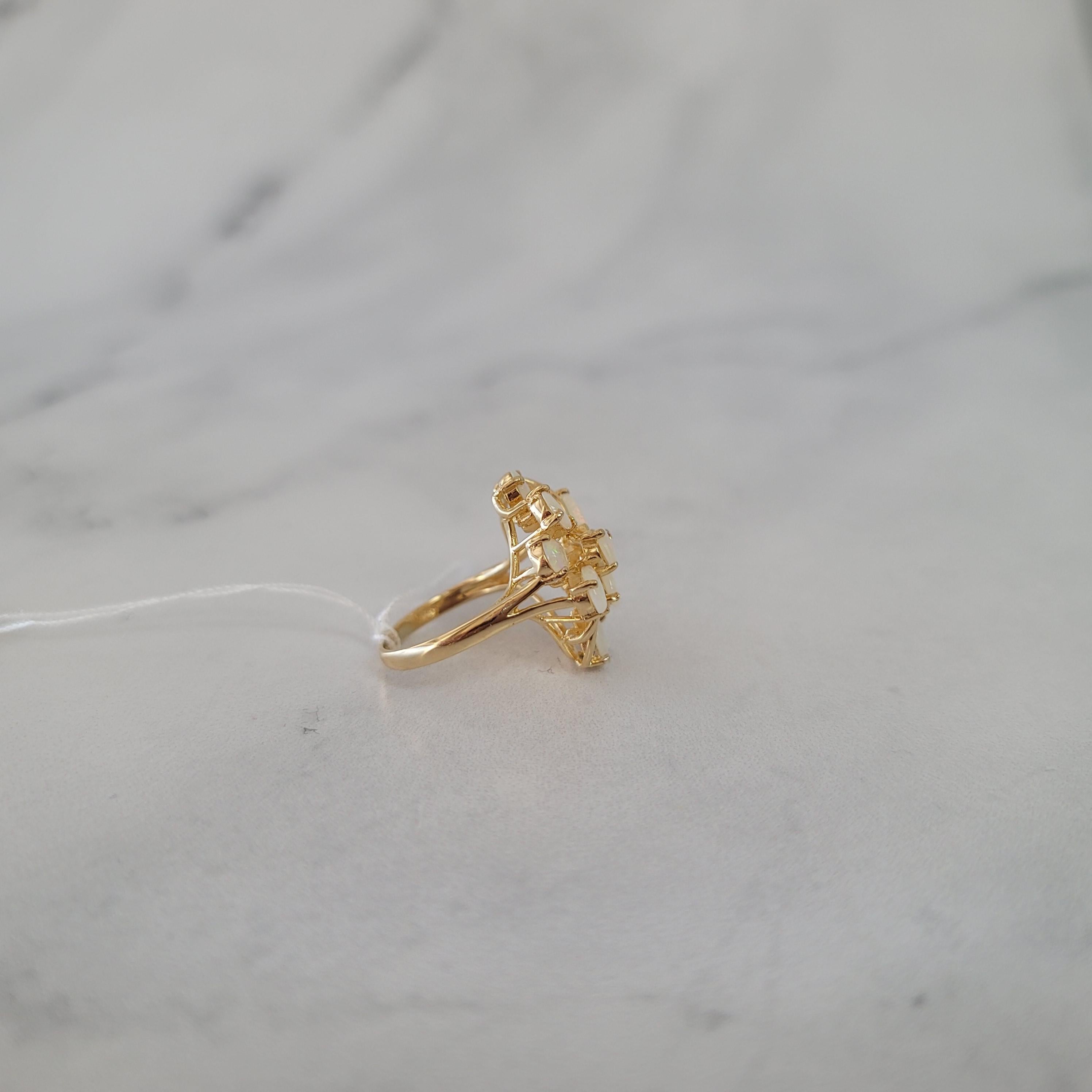 Taille ovale Bague en or jaune 14 carats avec opale en forme de poire en grappe de deux carats en vente