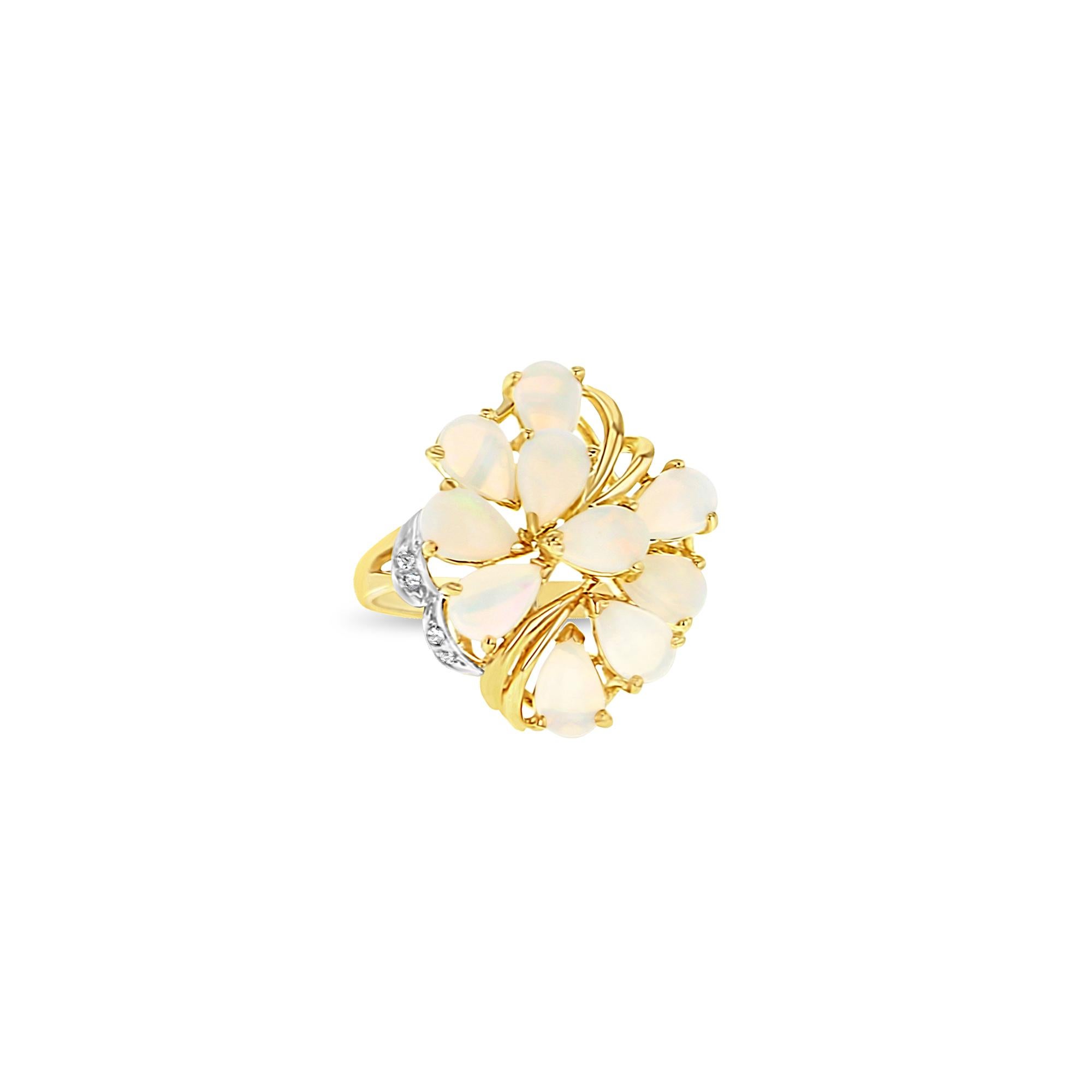 Bague en or jaune 14 carats avec opale en forme de poire en grappe de deux carats Neuf - En vente à Sugar Land, TX