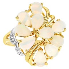 Anillo de ópalo en forma de pera de dos quilates en oro amarillo de 14k