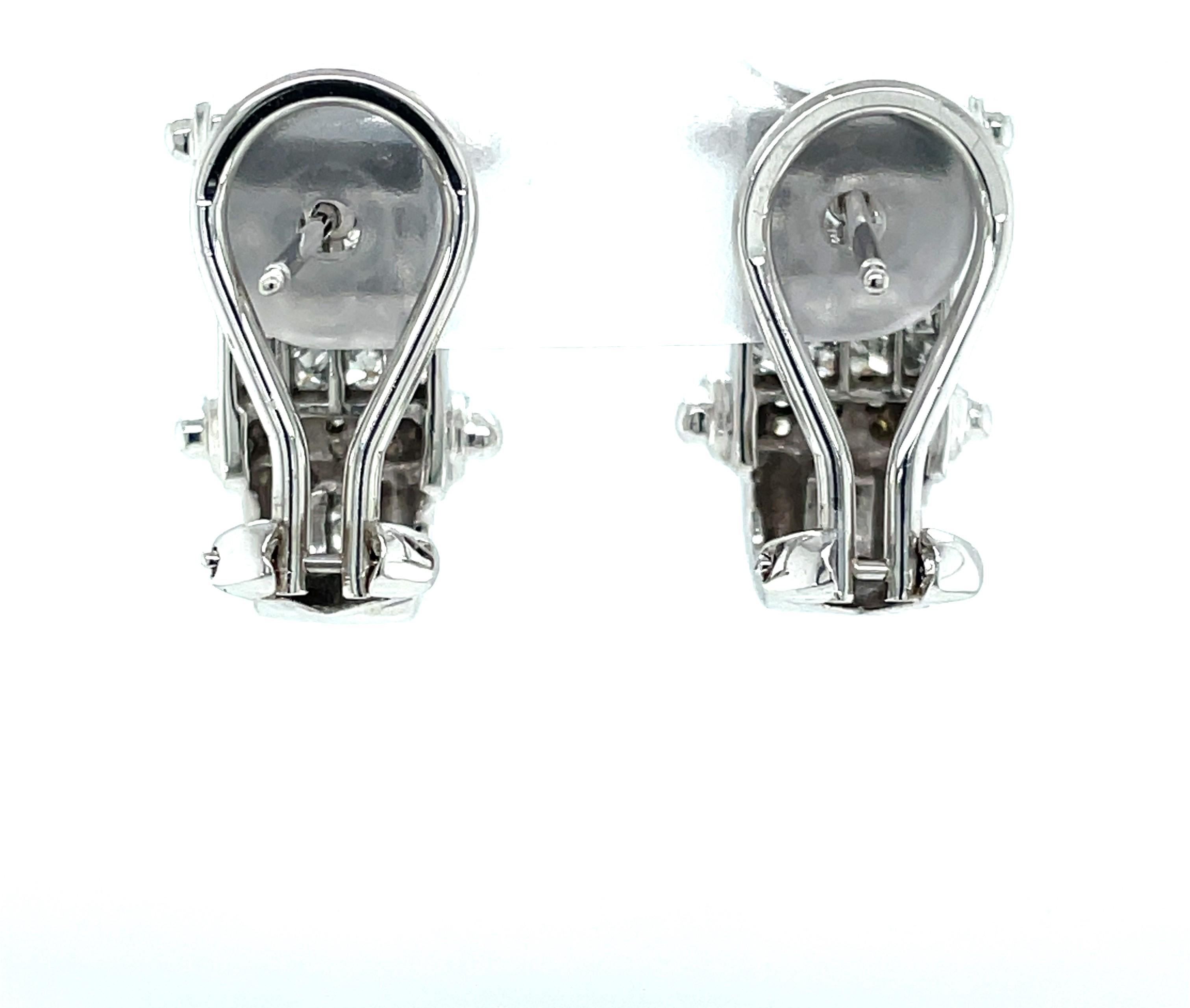 zwei Karat Diamant-Cluster-Ohrringe aus 14 Karat Weißgold mit Säulen (Gemischter Schliff) im Angebot