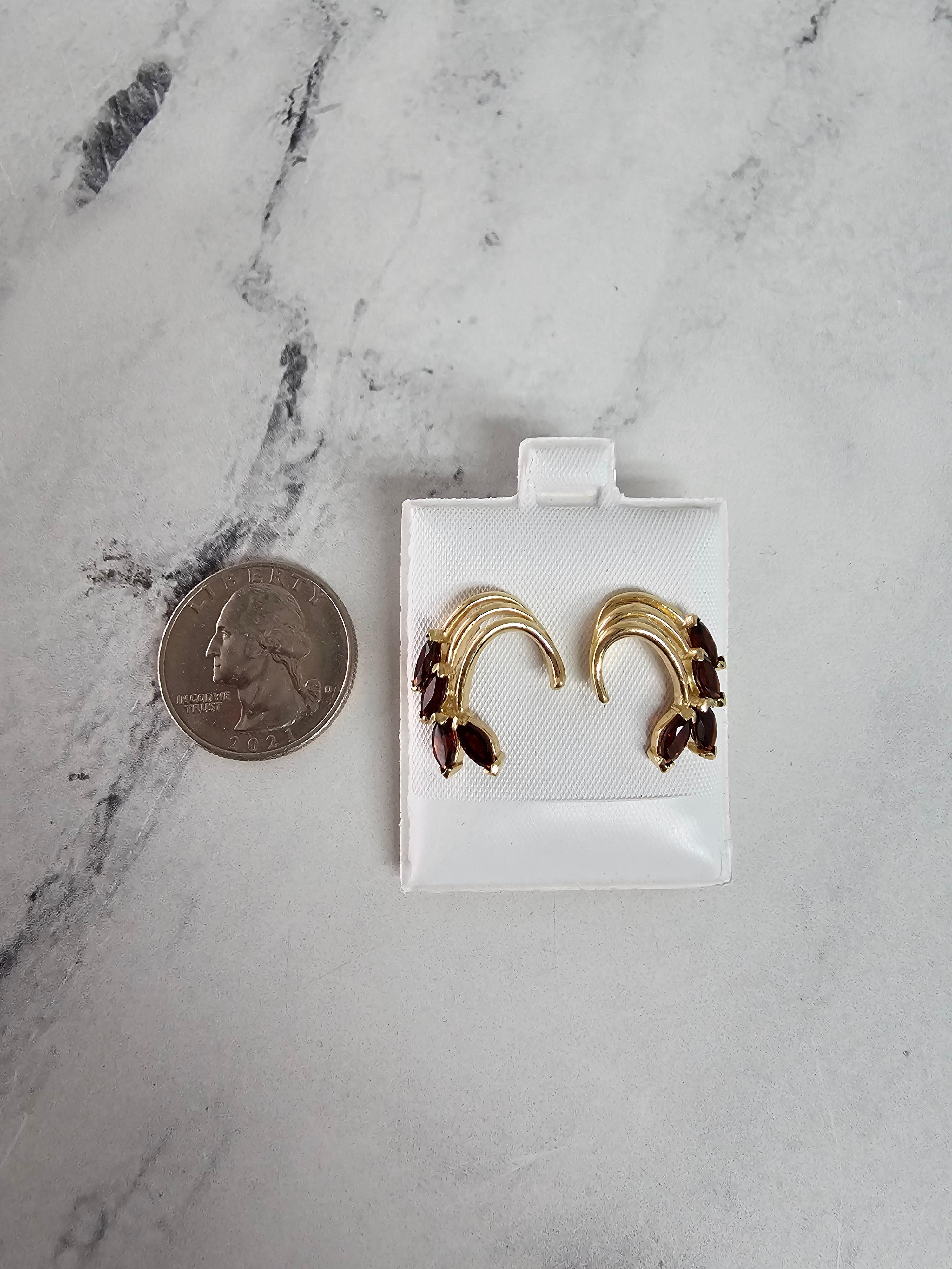 Taille Marquise Boucles d'oreilles en grenat de deux carats avec accent en or jaune 14k en vente