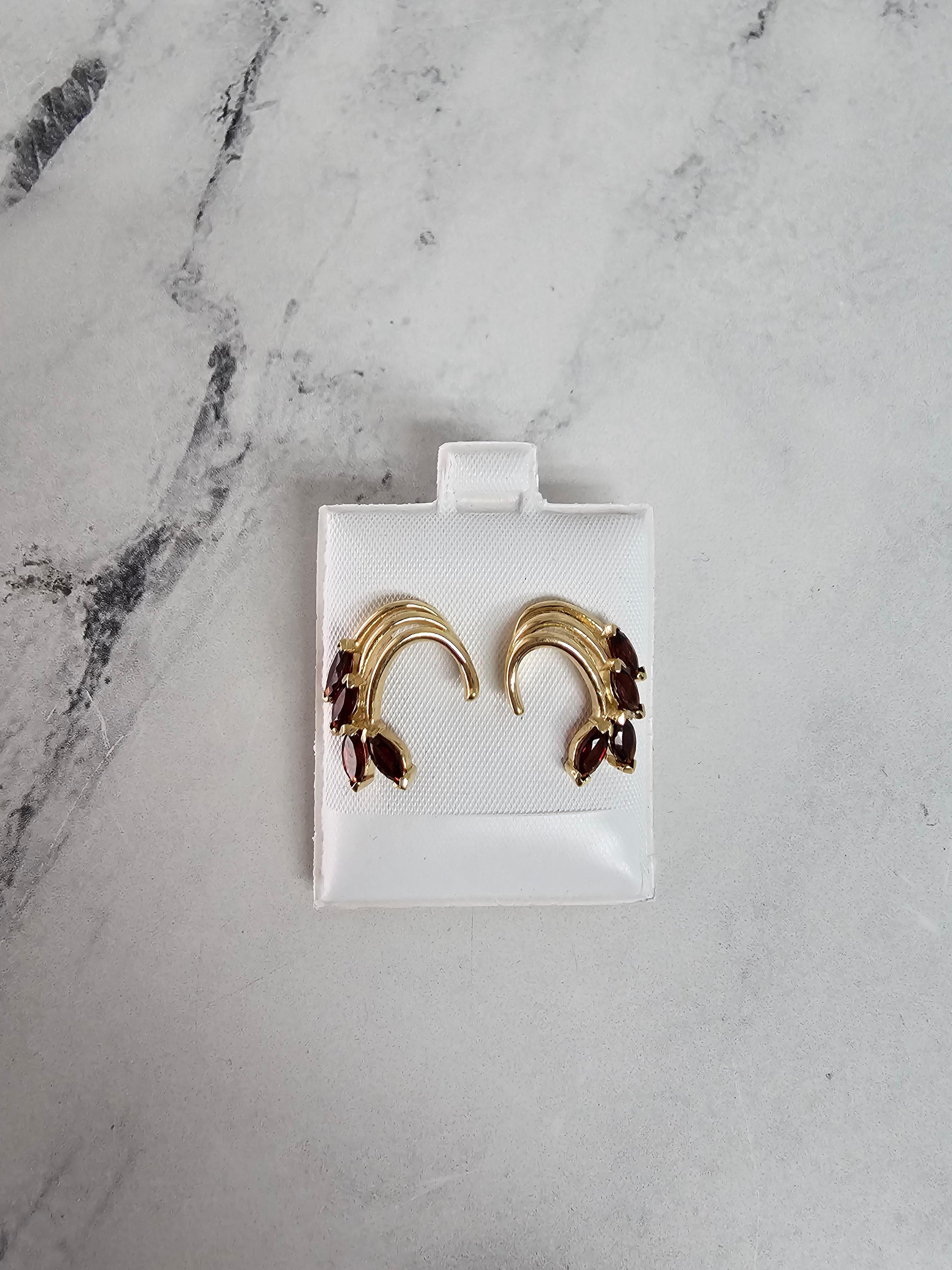 Boucles d'oreilles en grenat de deux carats avec accent en or jaune 14k Neuf - En vente à Sugar Land, TX