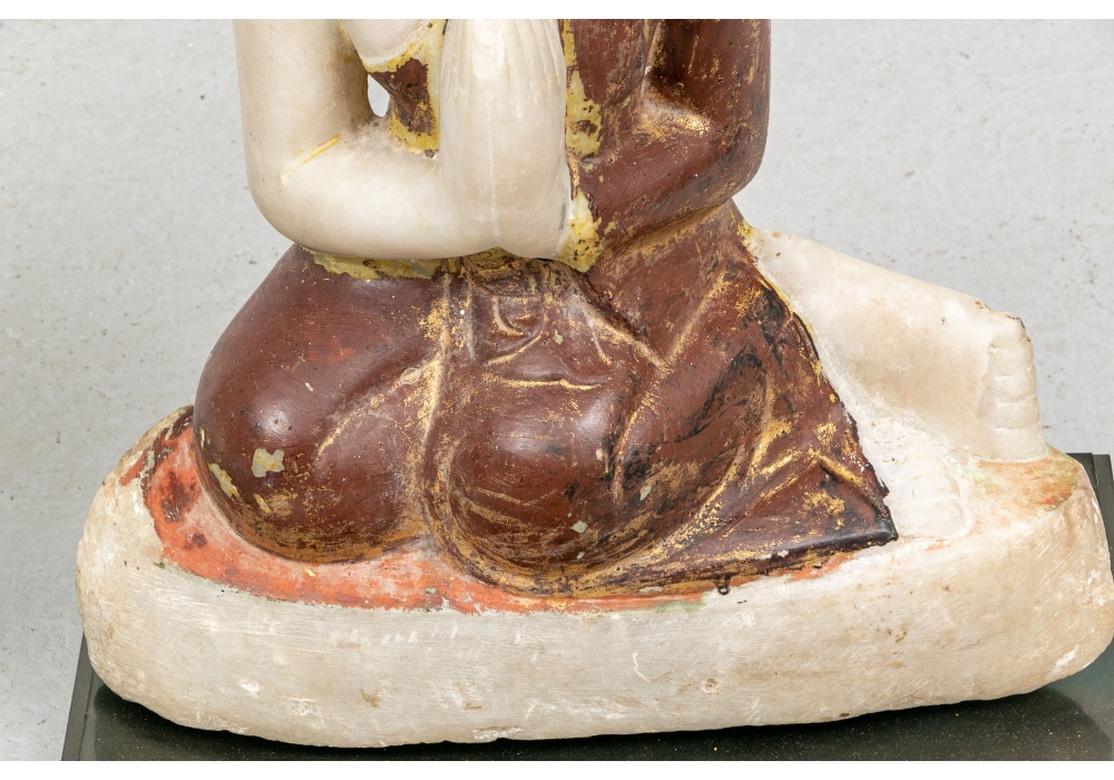 Buddhische Figuren aus geschnitztem und bemaltem Marmor im Angebot 1