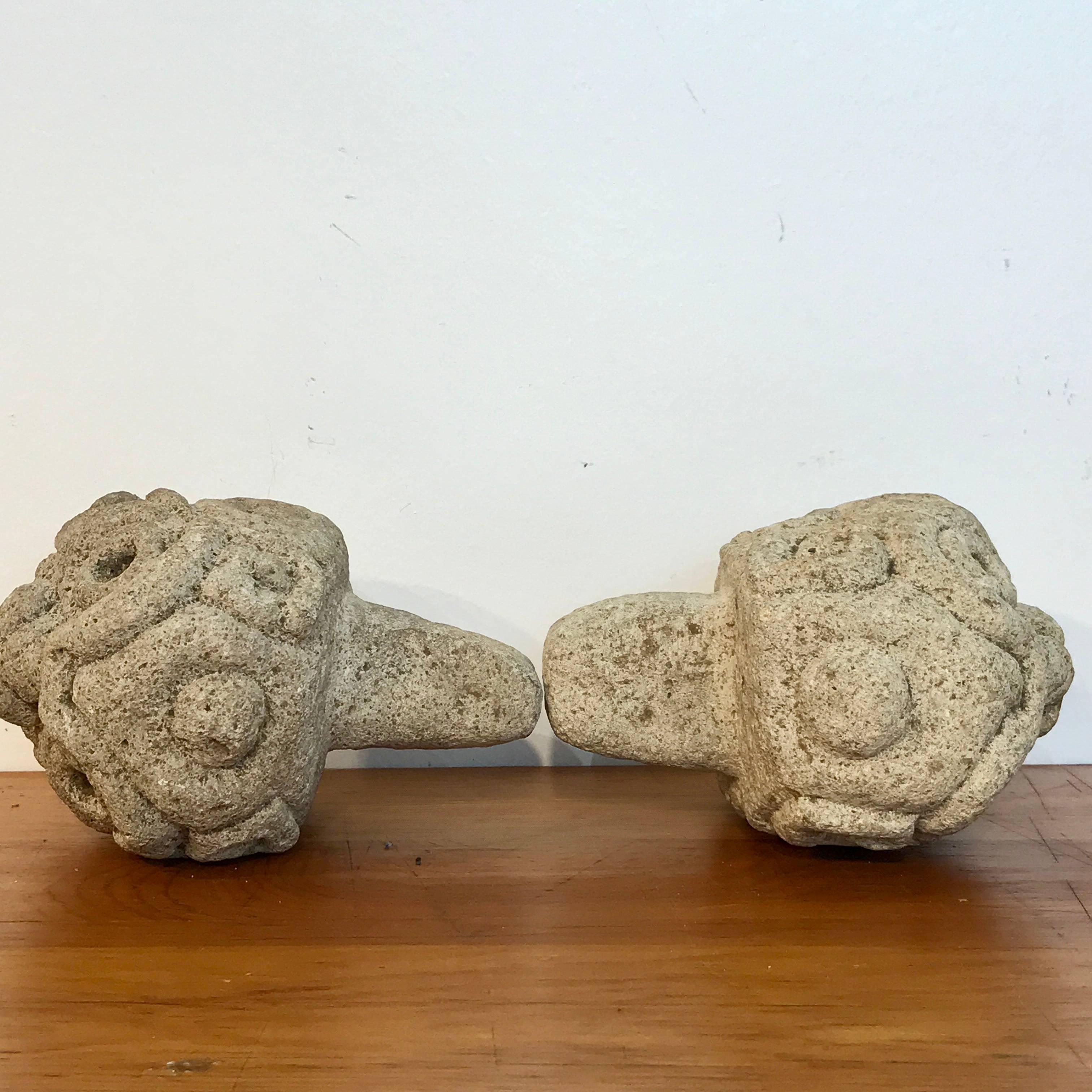 Deux sculptures ou éléments architecturaux en pierre calcaire sculptés représentant une divinité mauresque en vente 2