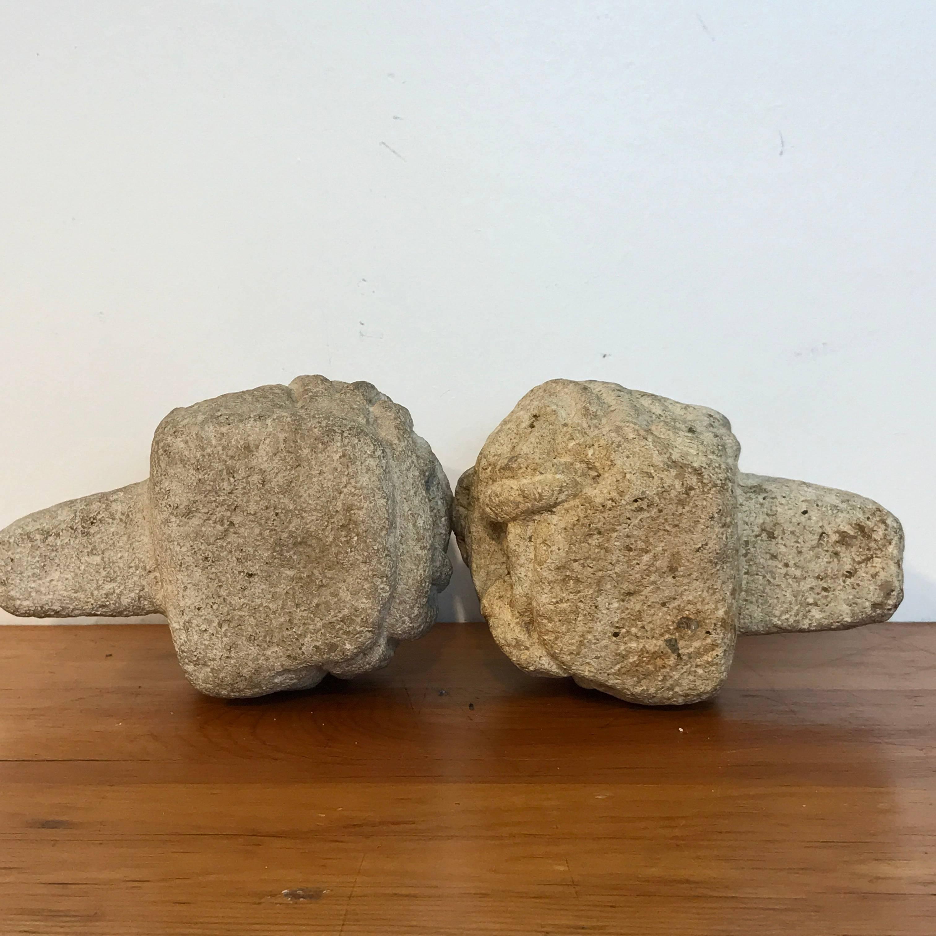 Deux sculptures ou éléments architecturaux en pierre calcaire sculptés représentant une divinité mauresque en vente 3
