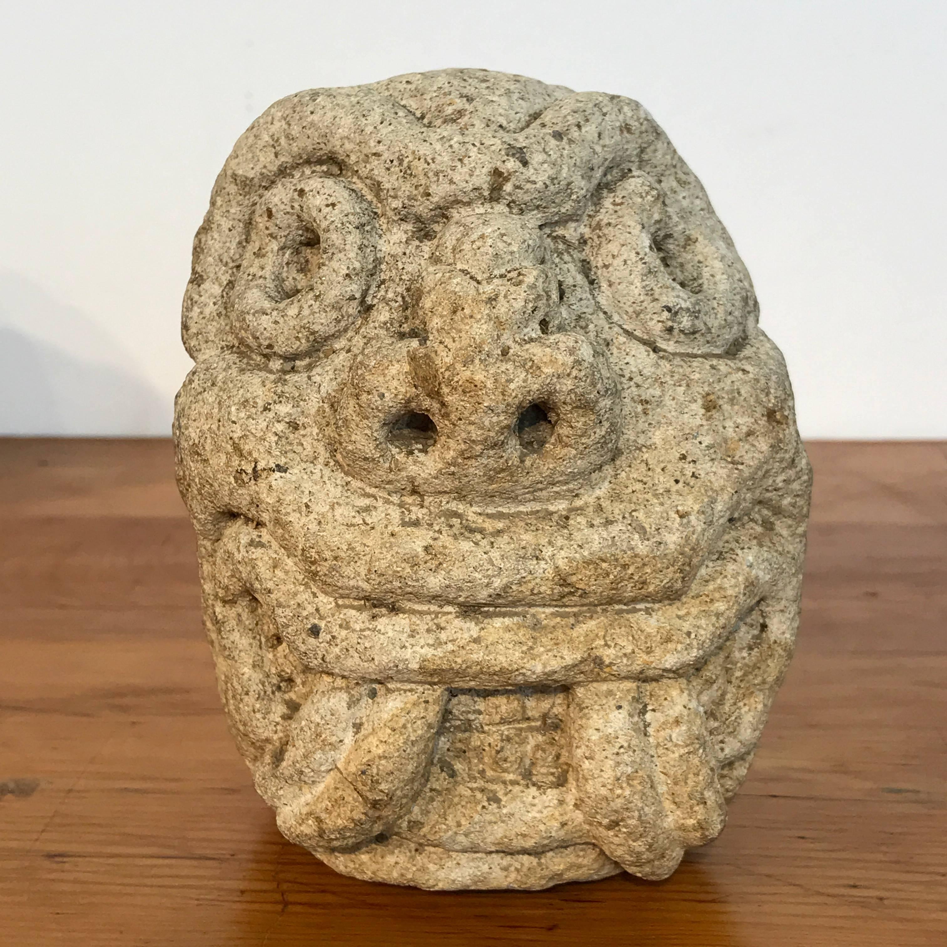 Due sculture o elementi architettonici in pietra calcarea con divinità Maya scolpite in vendita 8