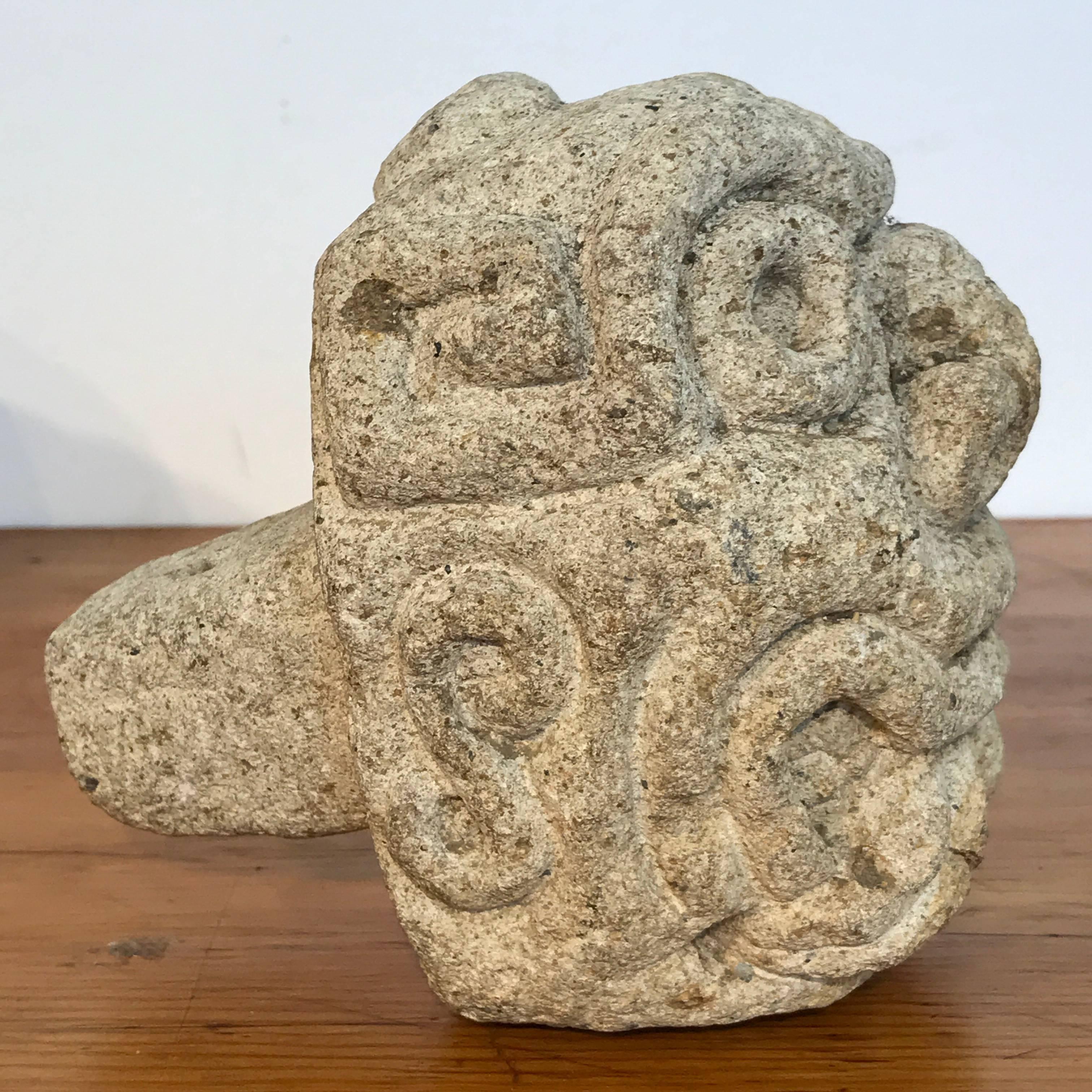 Deux sculptures ou éléments architecturaux en pierre calcaire sculptés représentant une divinité mauresque en vente 9