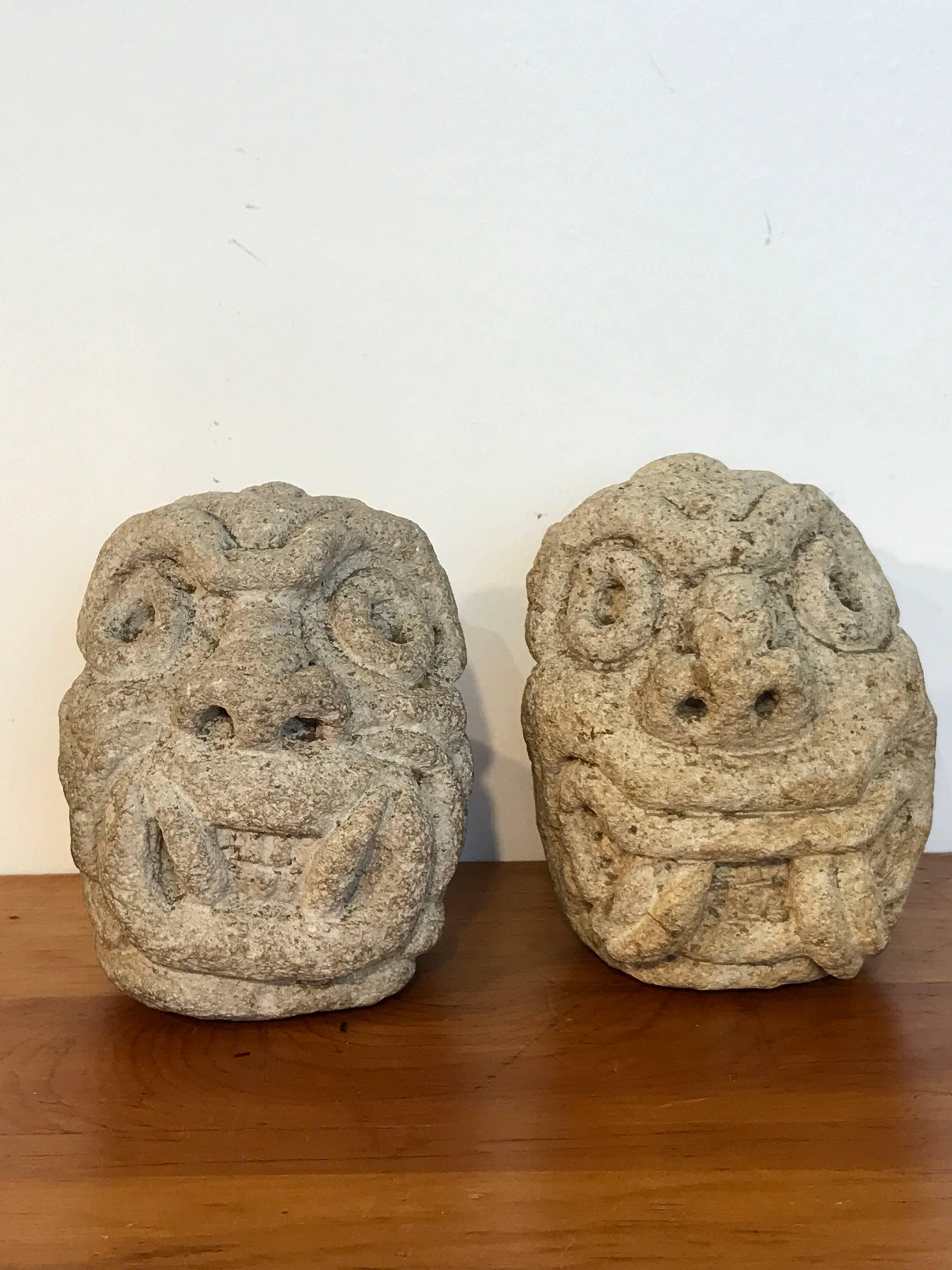 Précolombien Deux sculptures ou éléments architecturaux en pierre calcaire sculptés représentant une divinité mauresque en vente