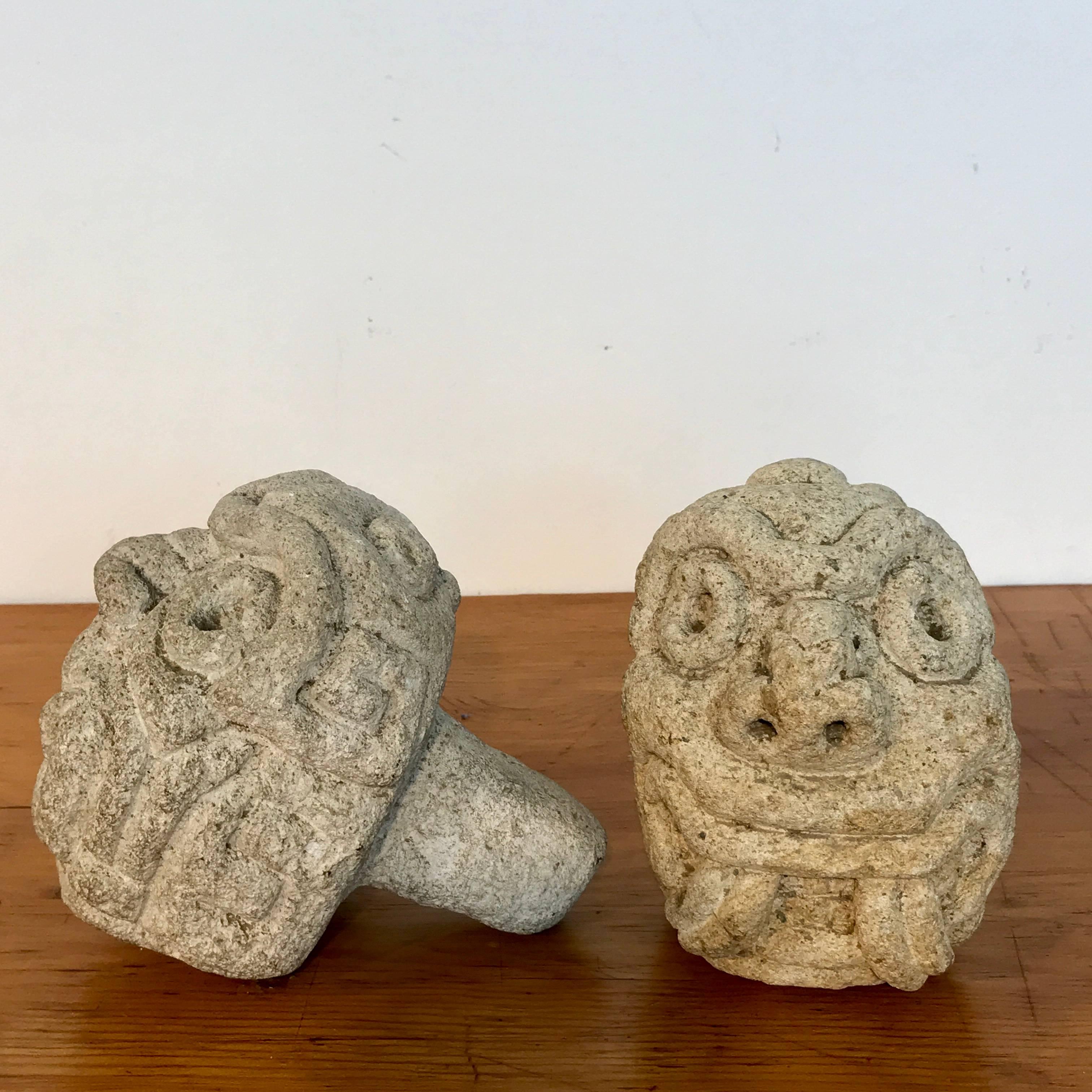 Centraméricain Deux sculptures ou éléments architecturaux en pierre calcaire sculptés représentant une divinité mauresque en vente