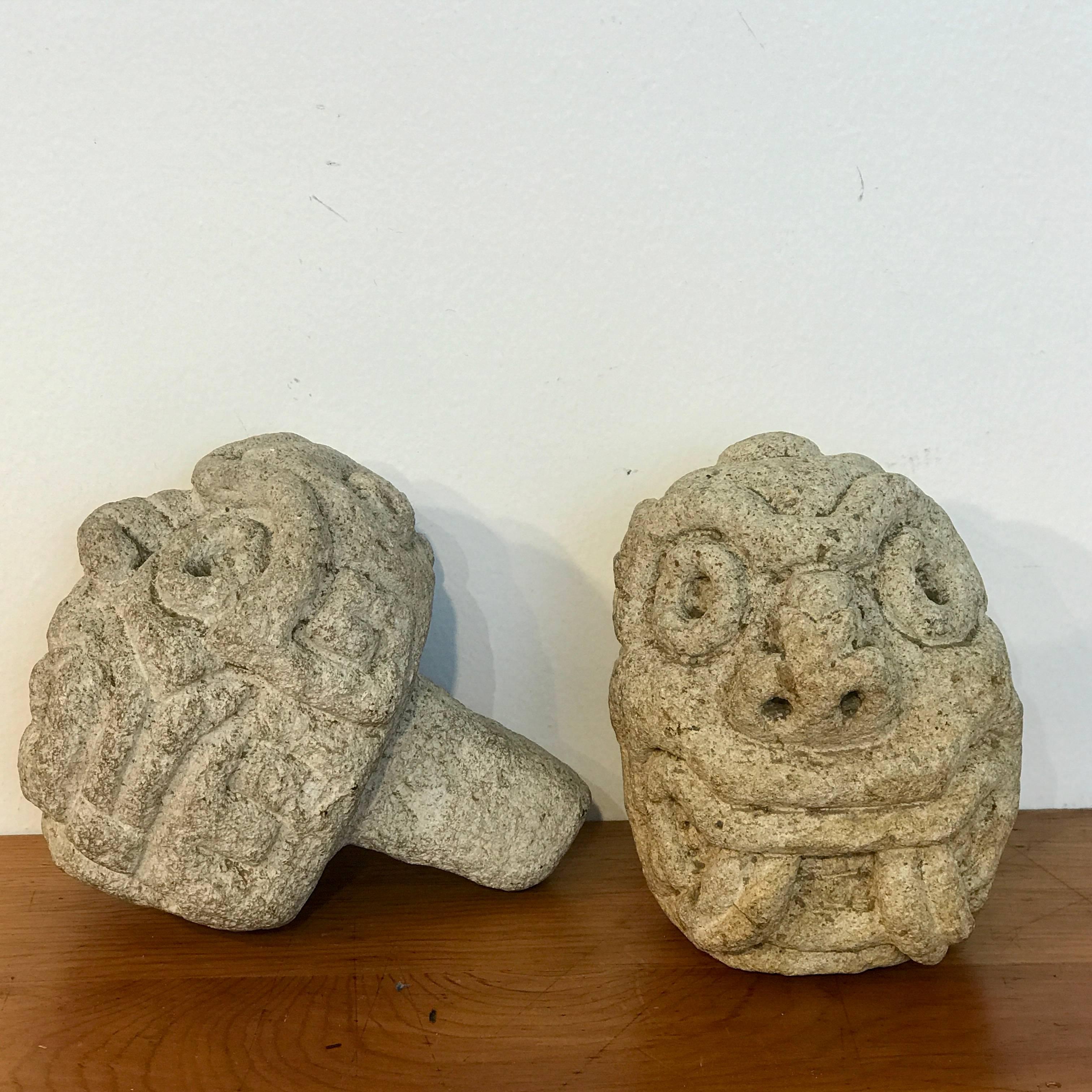 Sculpté à la main Deux sculptures ou éléments architecturaux en pierre calcaire sculptés représentant une divinité mauresque en vente