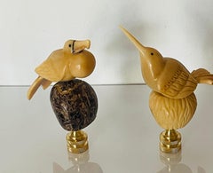 Dos adornos tallados para lámparas con forma de pájaros tropicales