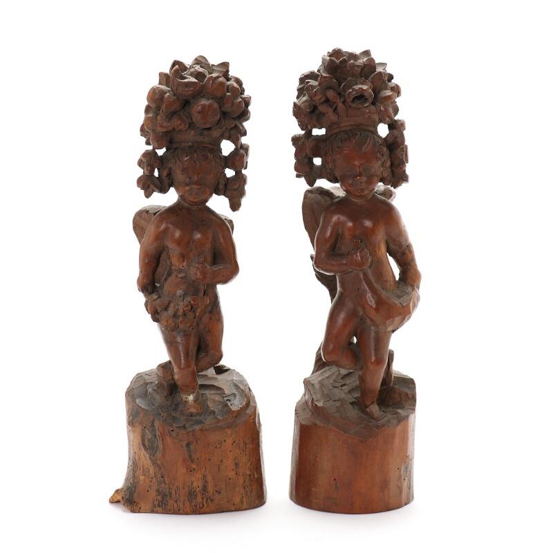Two Carved Wood 18th Century Baroque Cupids, with Crown of Foliage In Good Condition For Sale In Virum, DK