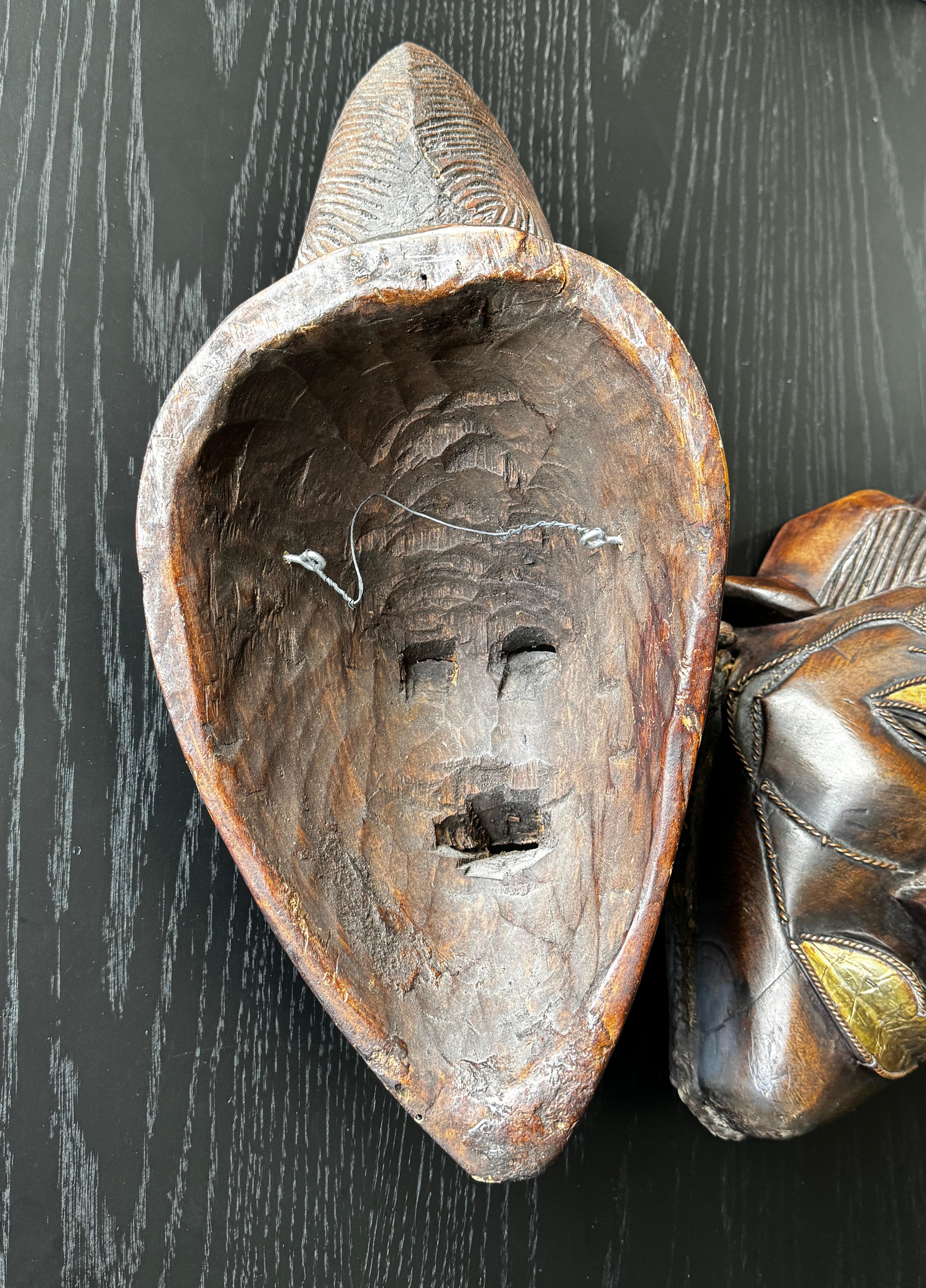 Deux masques africains en Wood Carved Decorations avec paupières et lèvres dorées et décorations en laiton en vente 5