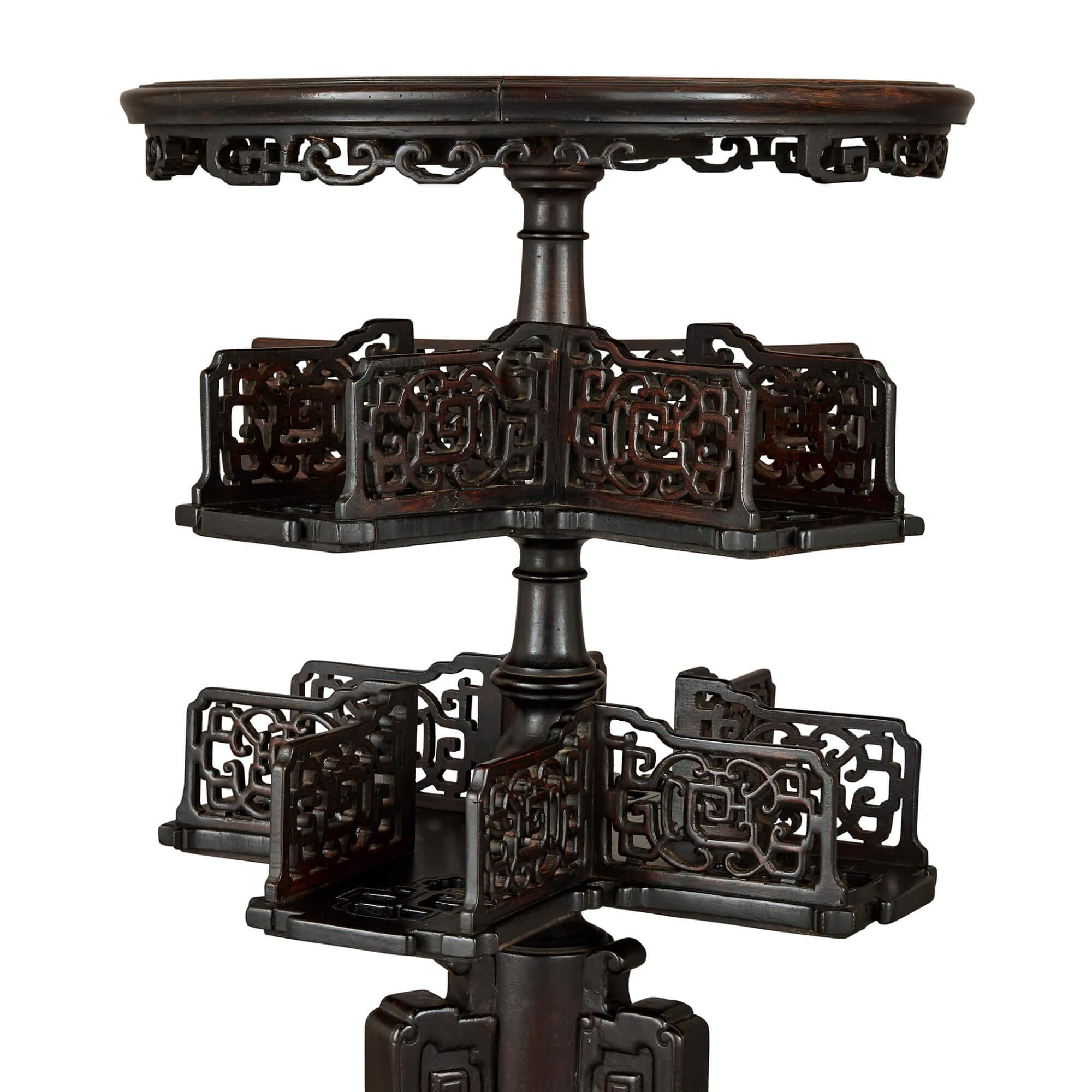 Deux tables chinoises en bois sculpté, marbre et onyx en vente 3