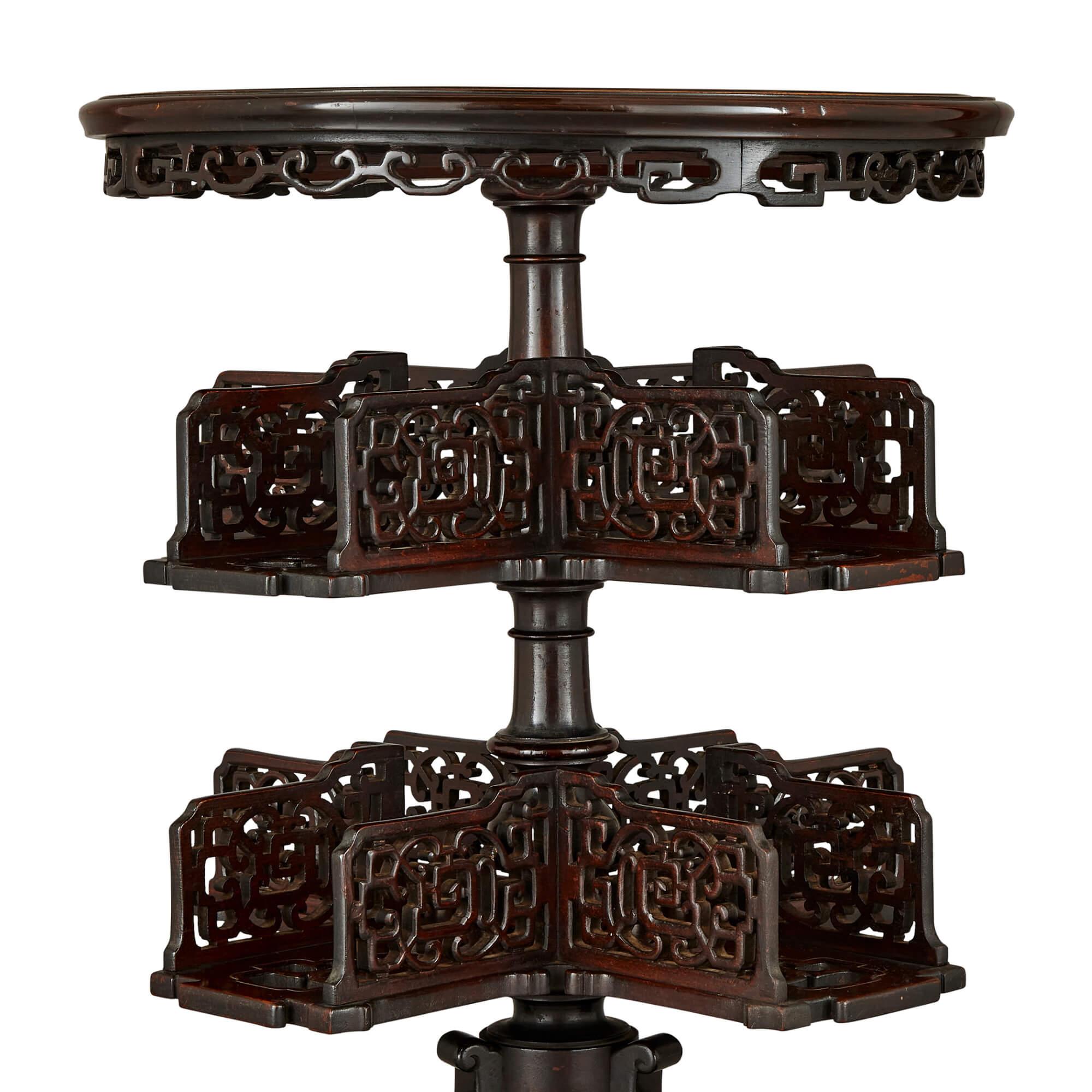 Chinois Deux tables chinoises en bois sculpté, marbre et onyx en vente