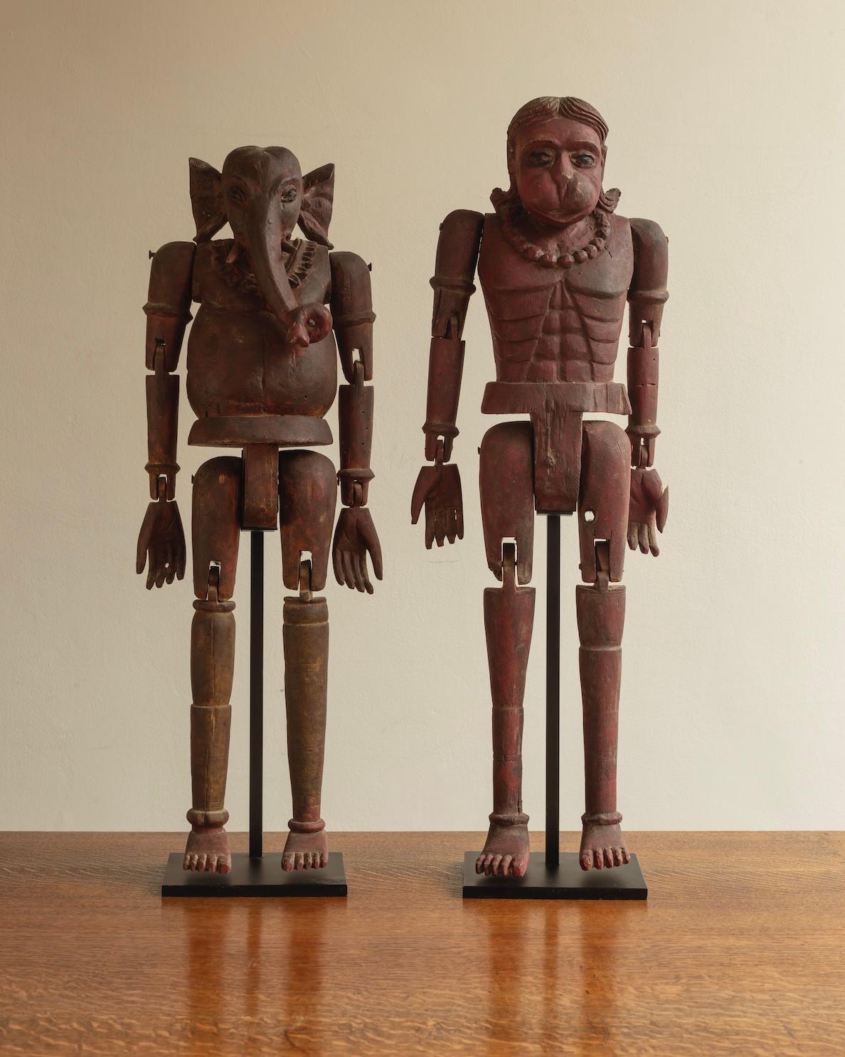 Due marionette in legno intagliato che raffigurano le divinità Hanuman e Ganesh dipinte con pigmenti naturali, con gli occhi neri.
Indiano c.1890

Queste due figure sembrano appartenere a un gruppo di sculture utilizzate per raccontare storie della