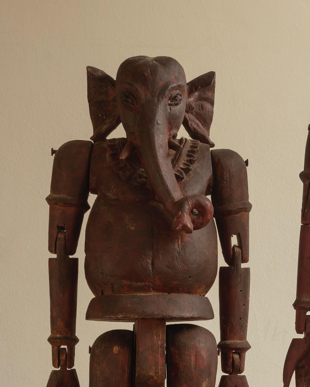 Intagliato a mano Due marionette in legno intagliato raffiguranti Hanuman e Ganesh. Indiano c.1890 in vendita
