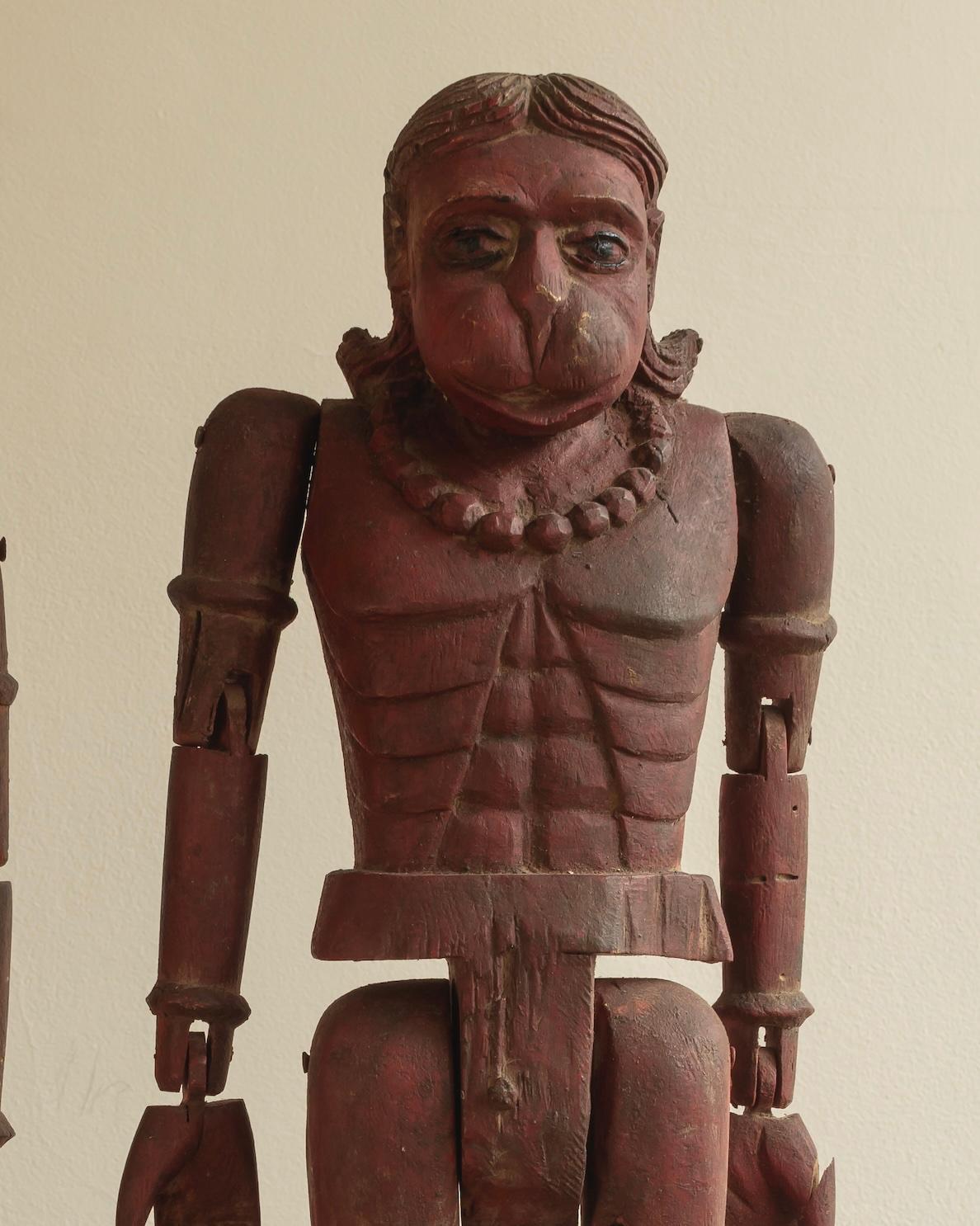 Due marionette in legno intagliato raffiguranti Hanuman e Ganesh. Indiano c.1890 In condizioni buone in vendita a London, GB
