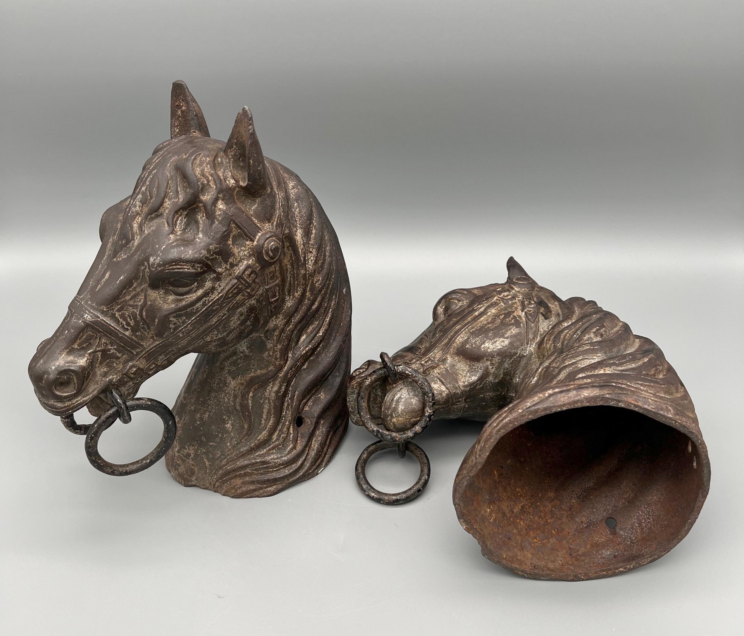 Two cast-iron horse heads France, circa 1900 / 1920 In Good Condition For Sale In Paris, FR