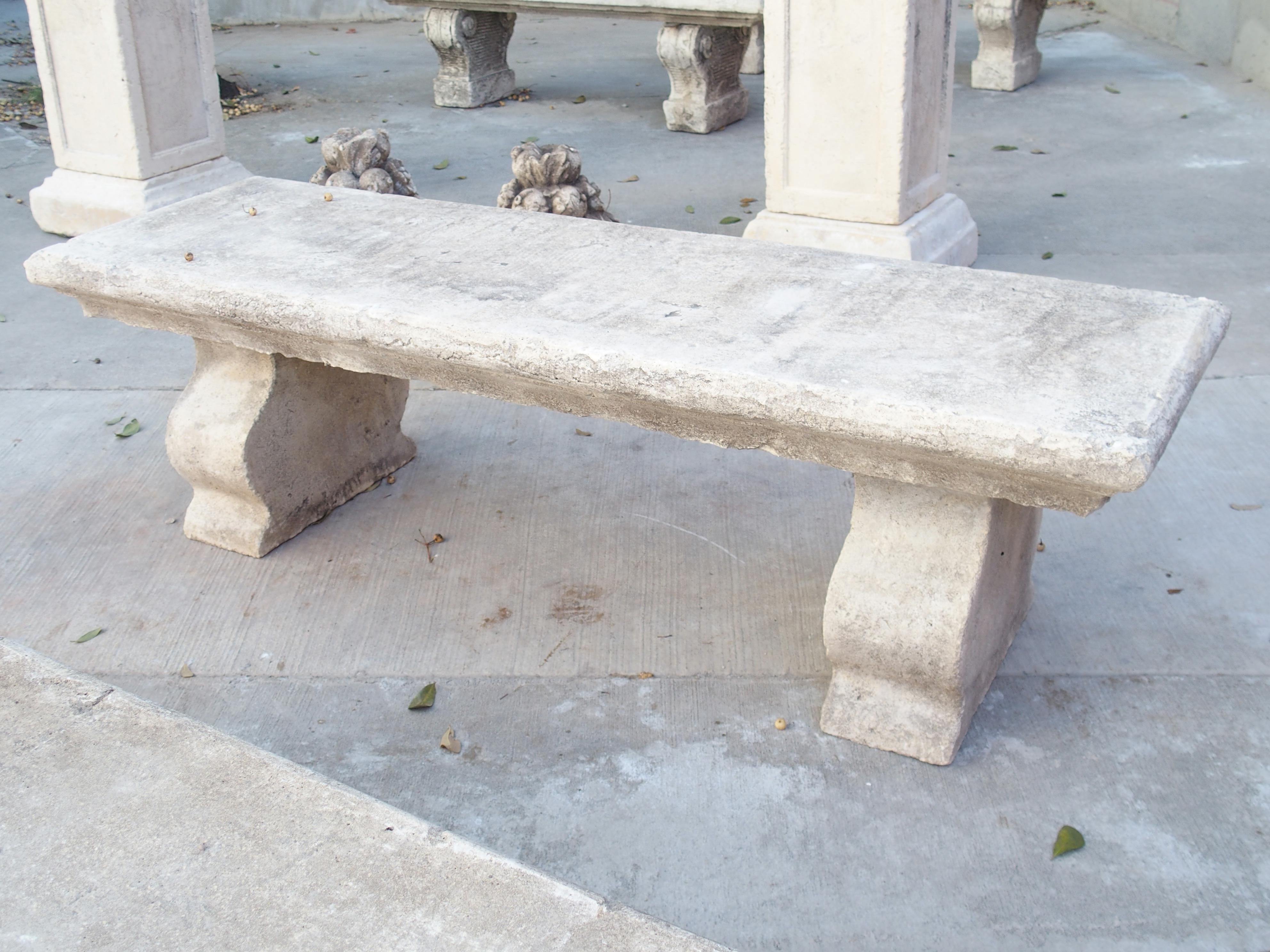 Más información próximamente...

Este par de bancos de jardín de piedra caliza reconstituida, procedentes del sur de Italia, presentan asientos de cinco pulgadas de grosor, adornados con un rebaje conopial.  Apoyado en un par de robustas patas en