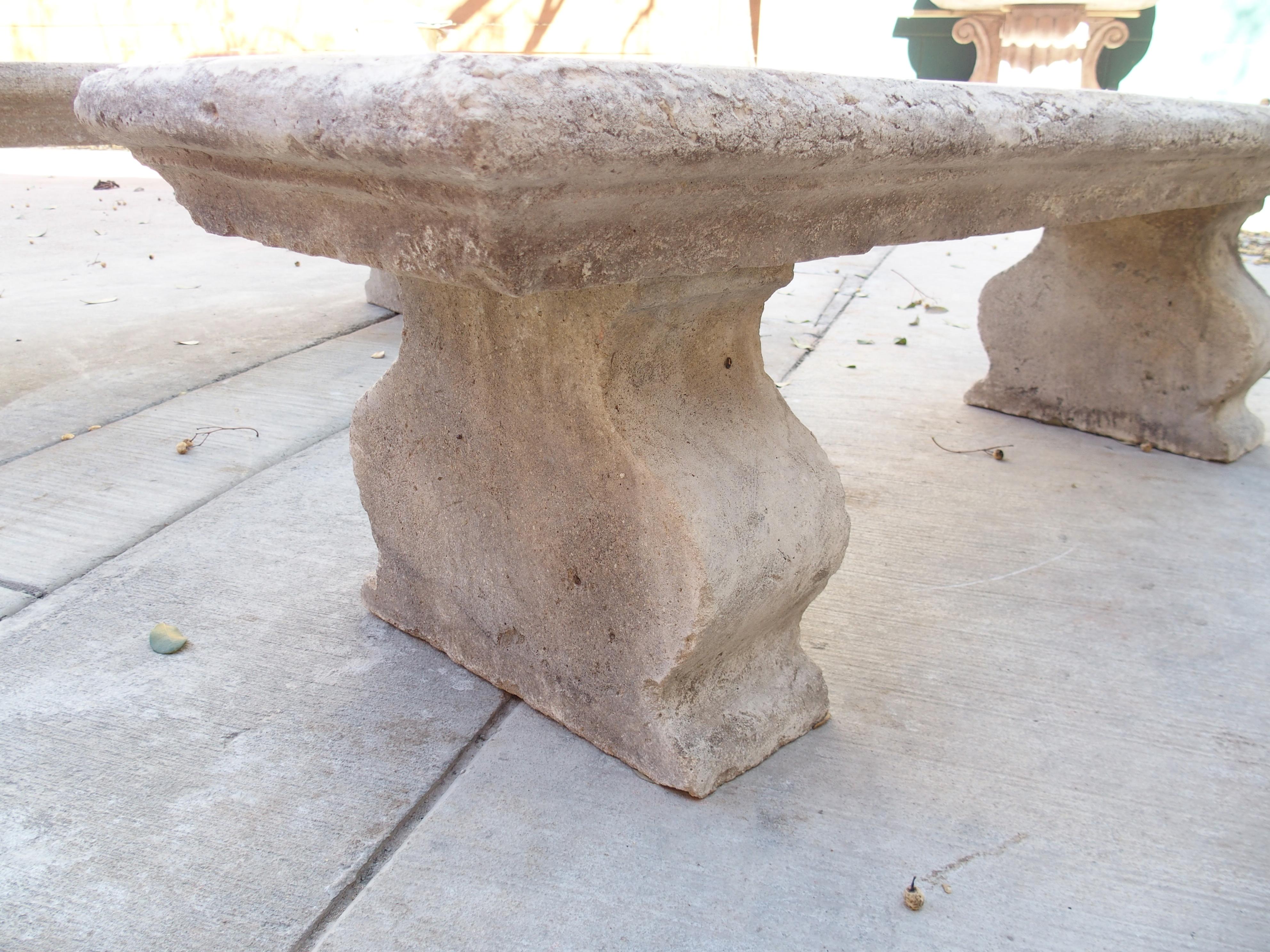 Dos bancos de parque de piedra caliza fundida del sur de Italia Siglo XXI y contemporáneo