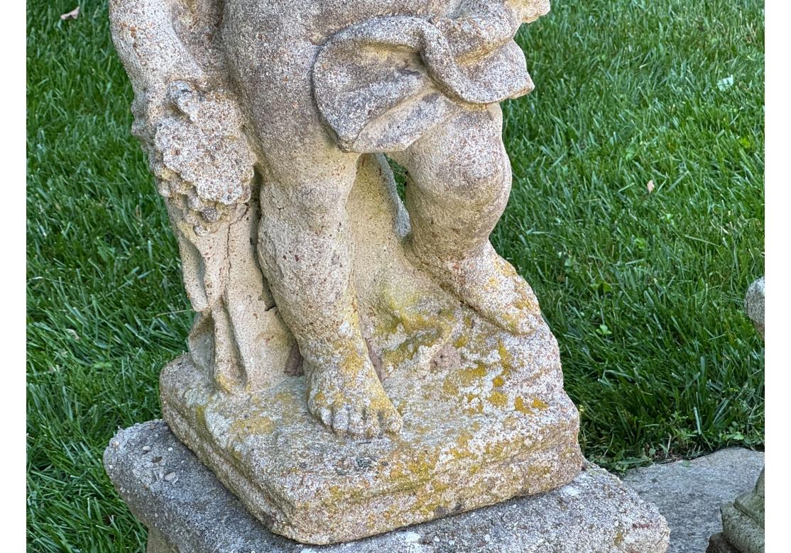 Due cherubini in pietra fusa su plinti dai giardini botanici del Bronx in vendita 3