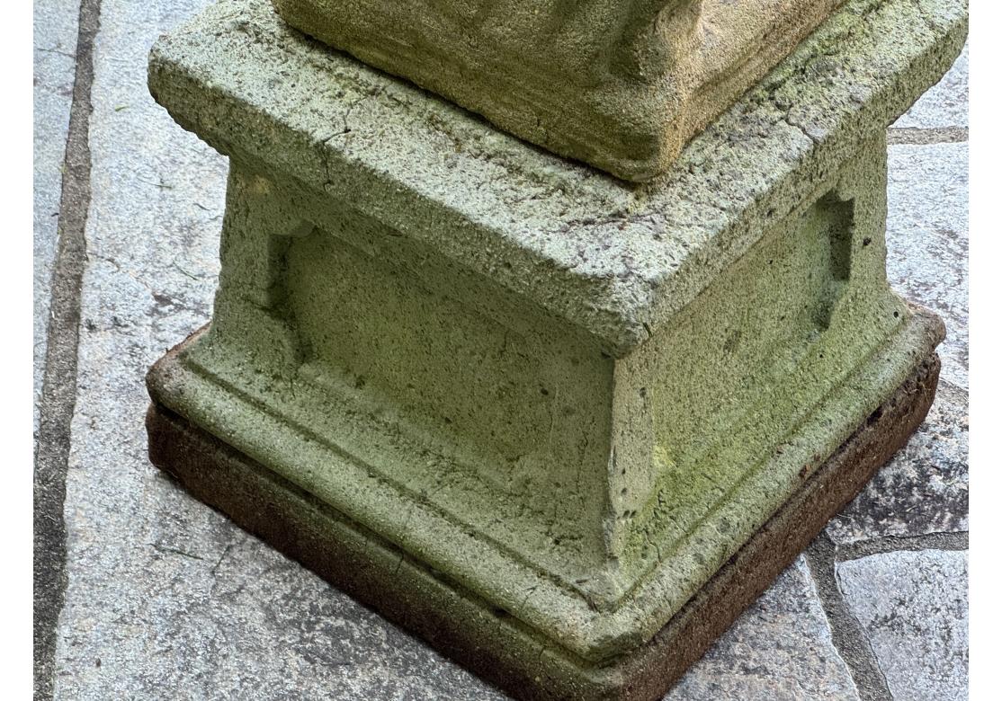 Due cherubini in pietra fusa su plinti dai giardini botanici del Bronx in vendita 5