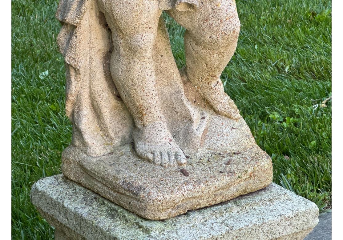 Due cherubini in pietra fusa su plinti dai giardini botanici del Bronx in vendita 6