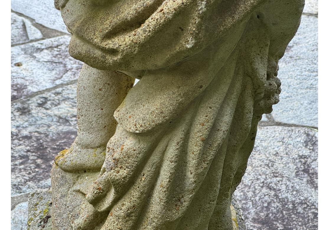 Due cherubini in pietra fusa su plinti dai giardini botanici del Bronx in vendita 7