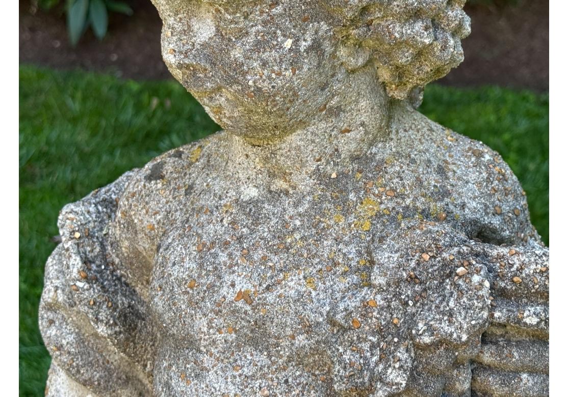 Due cherubini in pietra fusa su plinti dai giardini botanici del Bronx in vendita 8