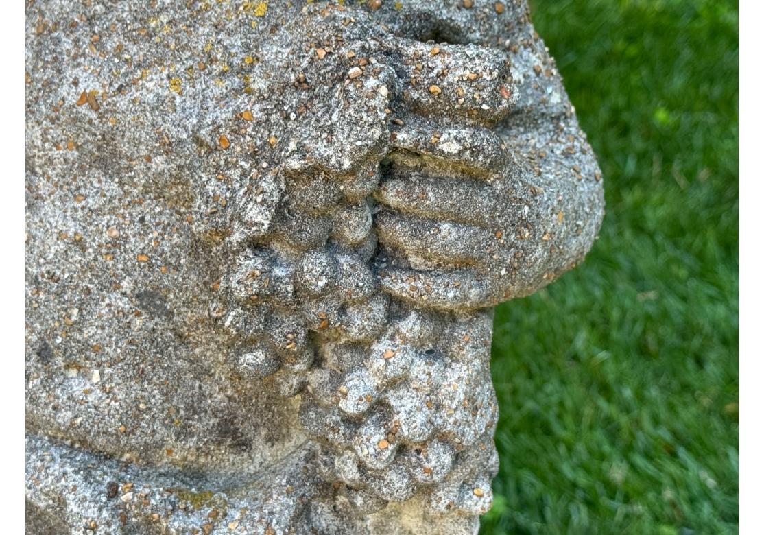 Due cherubini in pietra fusa su plinti dai giardini botanici del Bronx in vendita 9