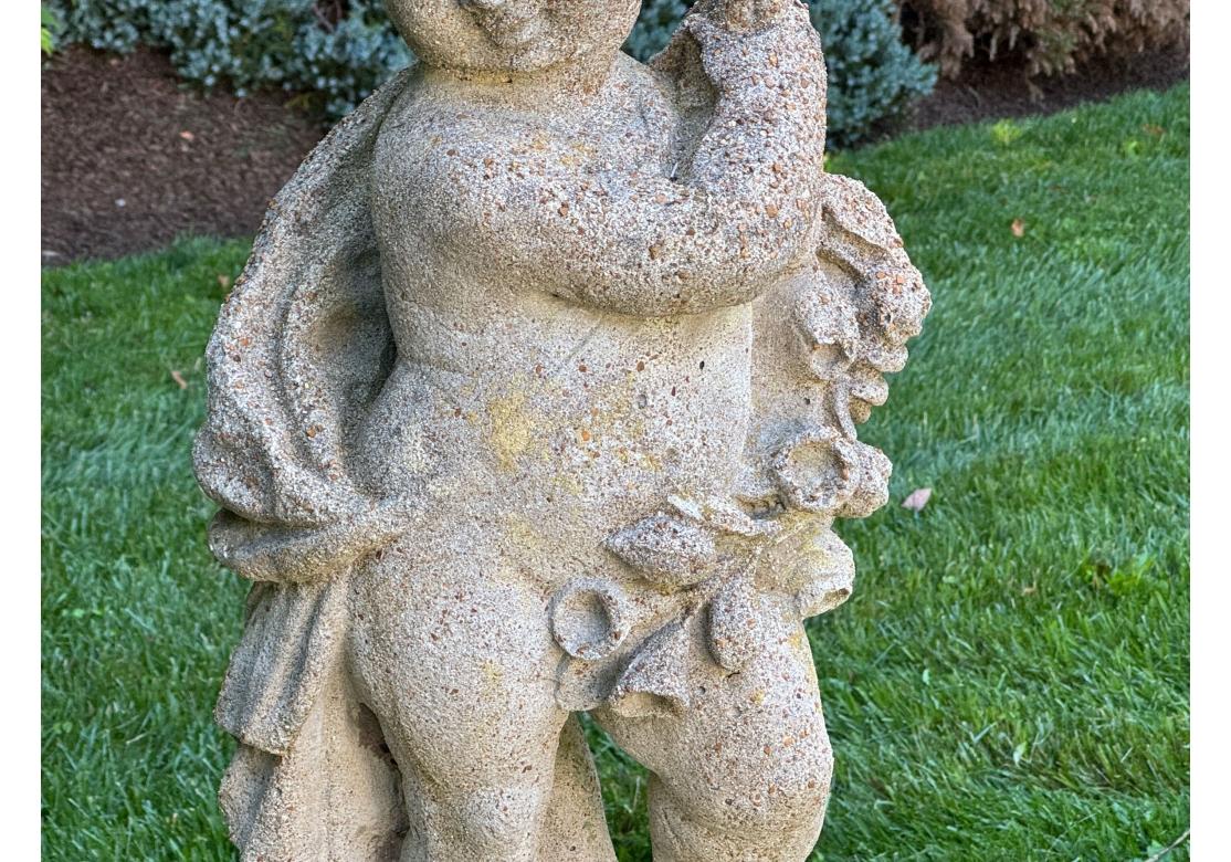 Due cherubini in pietra fusa su plinti dai giardini botanici del Bronx in vendita 10