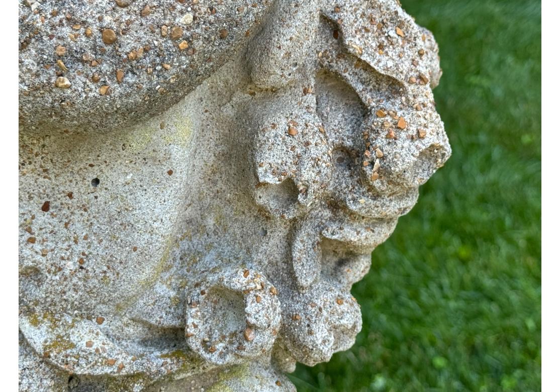 Due cherubini in pietra fusa su plinti dai giardini botanici del Bronx In condizioni deteriorate in vendita a Bridgeport, CT