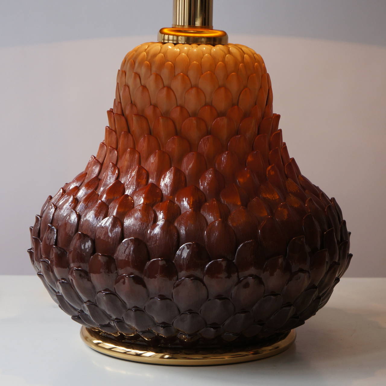 Français L'une des deux lampes de table Artichoke en céramique et laiton en vente