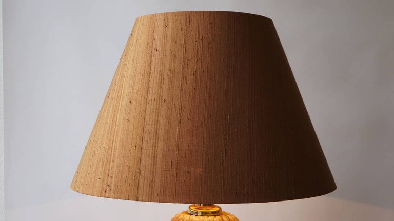 One of Two Ceramic and Brass Artichoke Table Lamps In Good Condition For Sale In Antwerp, BE